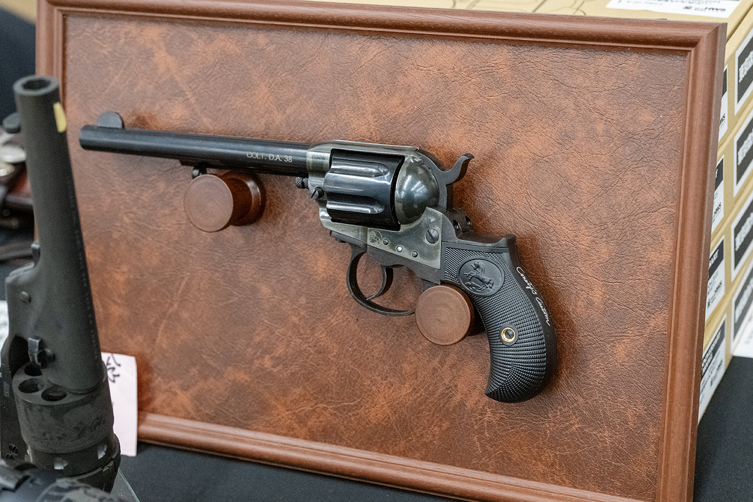 東京店カスタムとして、ケースハードン(焼き入れを演出する塗装)仕様のコルトライトニングも販売