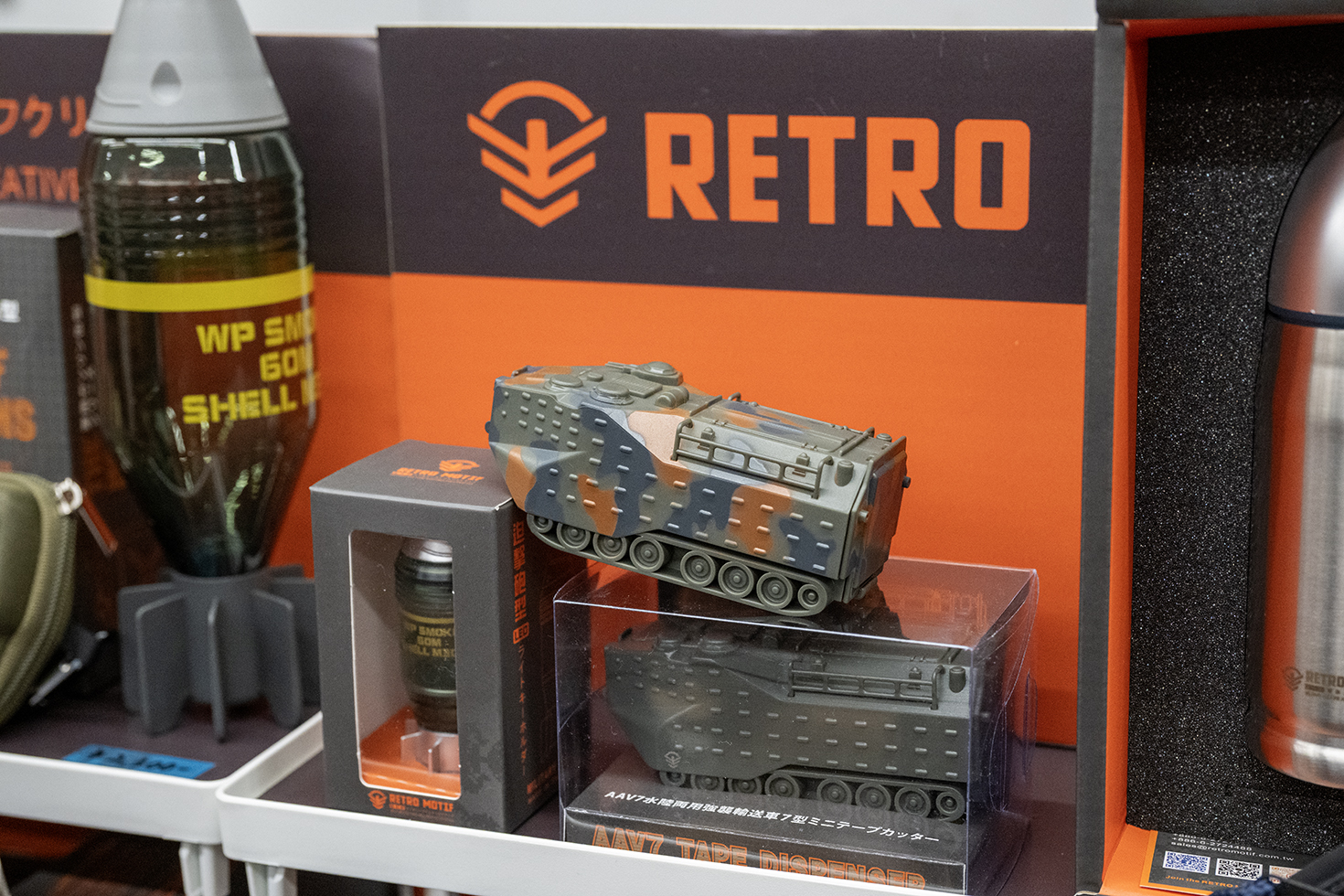 水陸両用兵員輸送車AAV7をモチーフにしたテープディスペンサーのカラーバリエーション（迷彩）