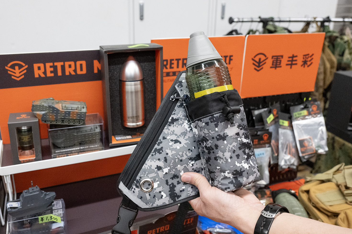 砲弾型の水筒やライフル型USBメモリなど普段使いのアイテムにミリタリーテイストを取り入れたい人には嬉しいラインナップ