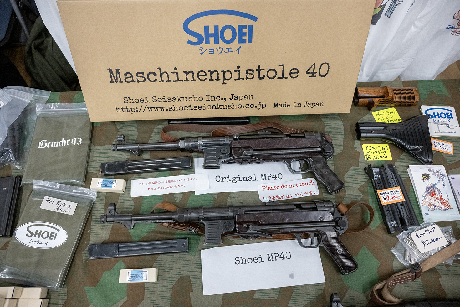 実銃（無稼働加工品）と比較展示されている様子。細かい部分までリアルに再現されている