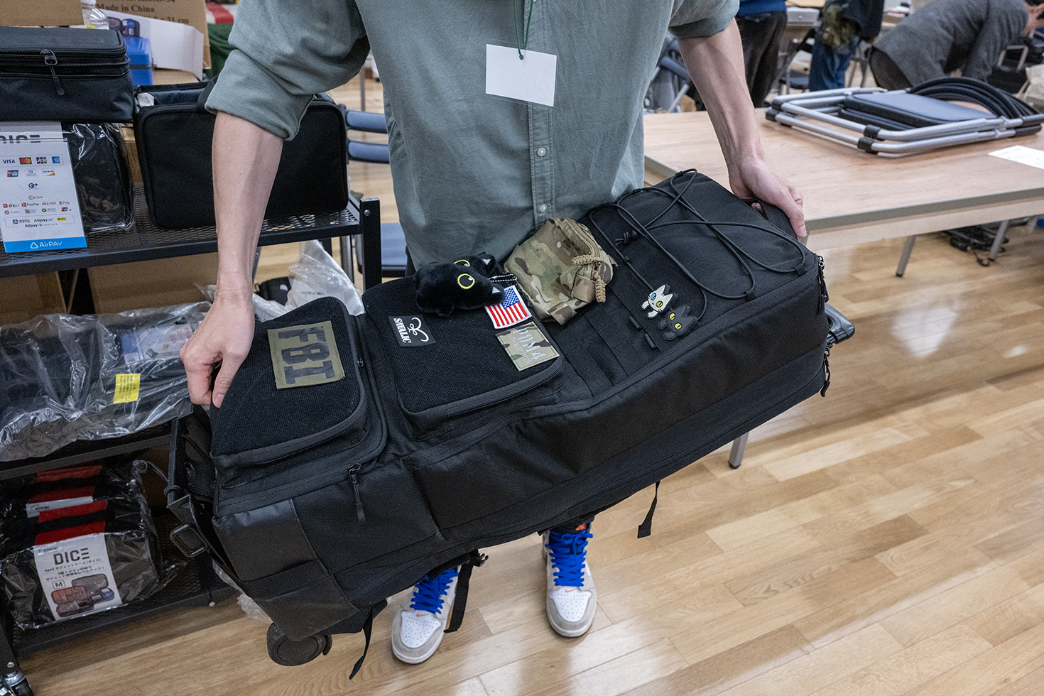 背面の長物収納部は、2挺のライフルが収納できる