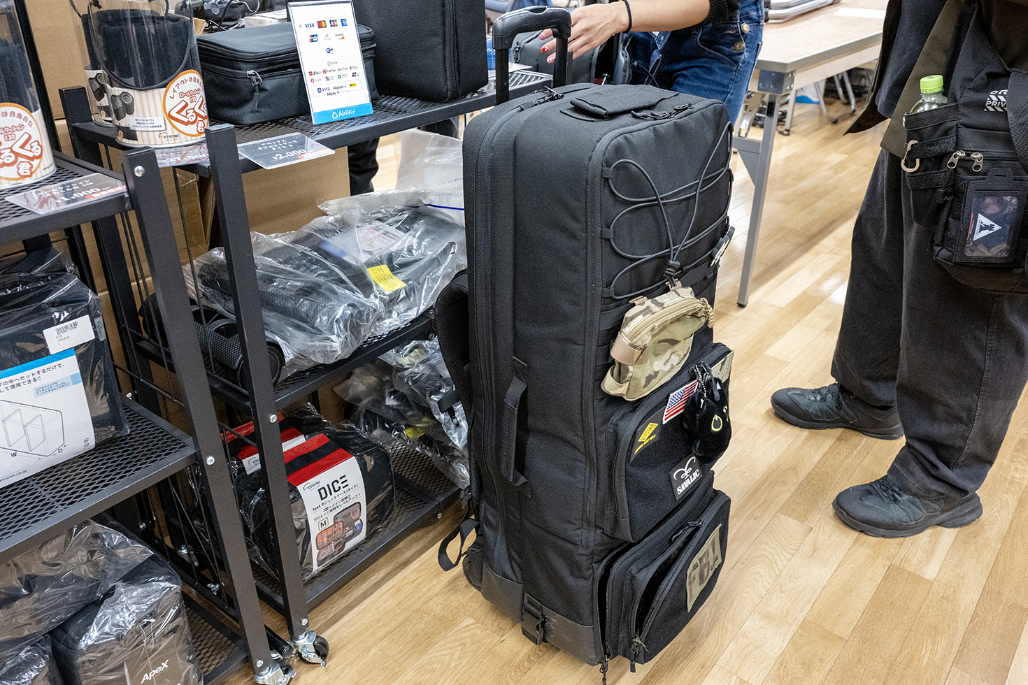 サイドハンドルがあるのでガンケースのようにキャリー可能