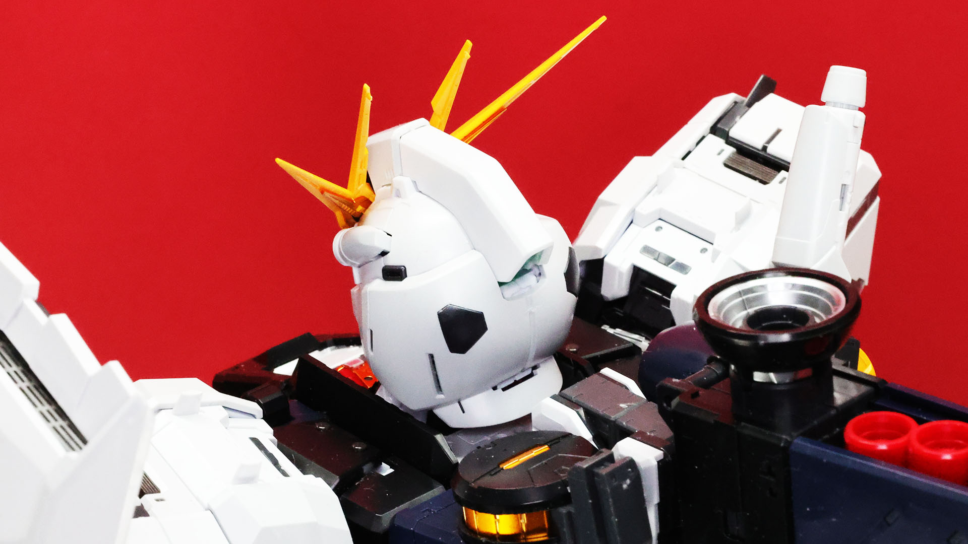 頭部アンテナ裏にもメカフレームが用意されています