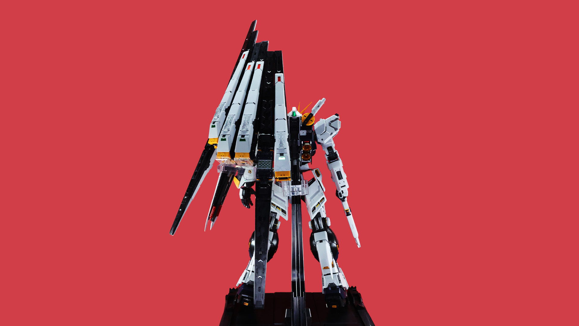 まさにマント。1/60スケールでフィン・ファンネルを拝めるとは……！
