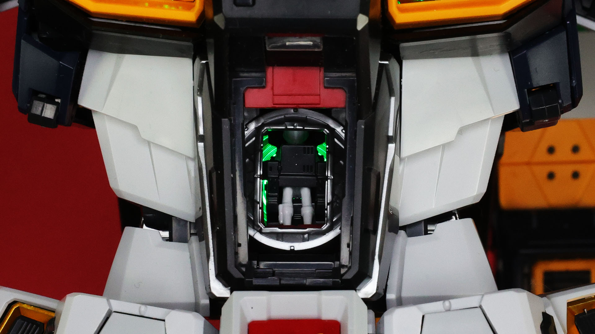 コックピットハッチはスライドさせることもできます