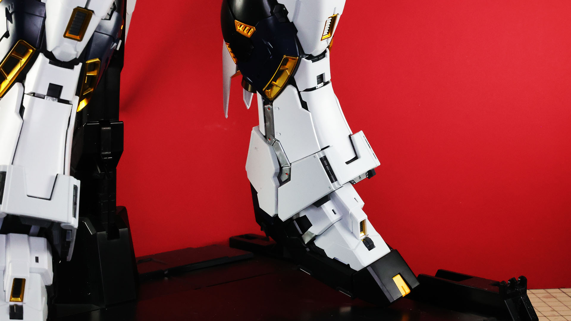 スタンドになるベースは若干伸ばすことができ、宙に浮いた状態を再現することができます