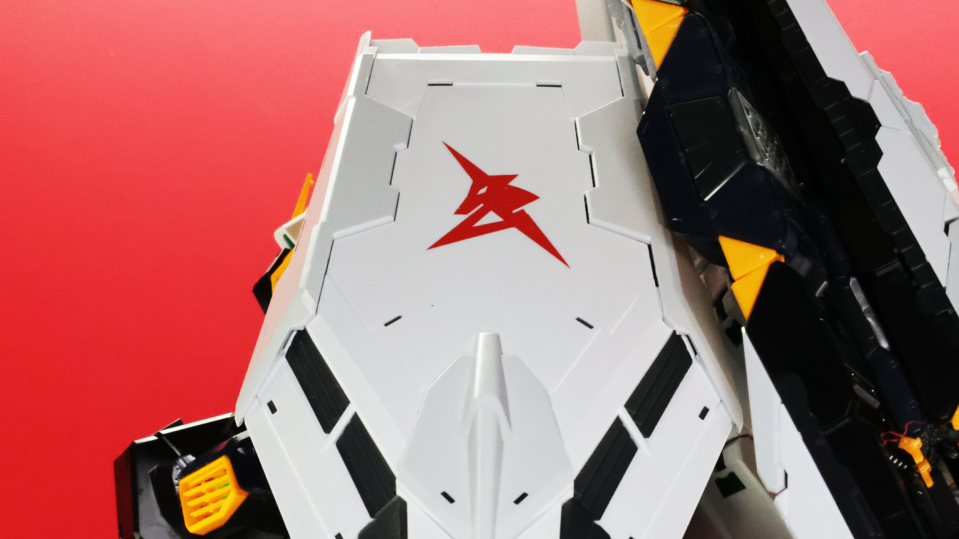 膝の装甲のボリューミーさは組むとさらに実感がわきます
