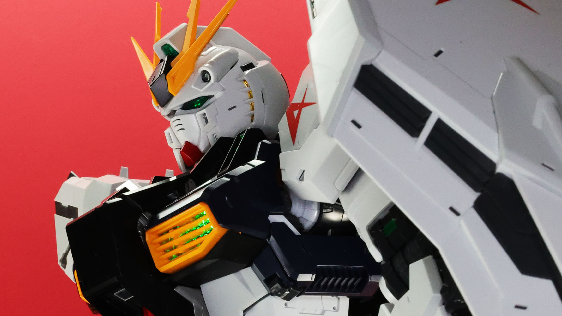 アクシズ落とし作戦を阻止するために最終決戦仕様となったνガンダム
