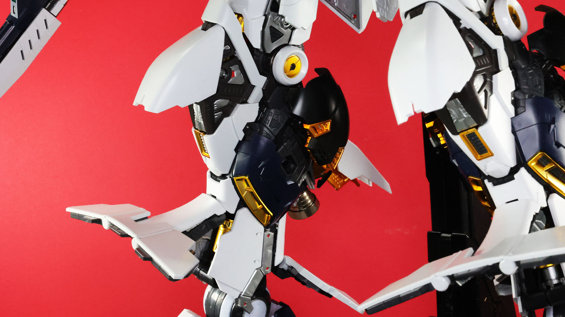 膝アーマー、アンクルアーマーががばっと開きます