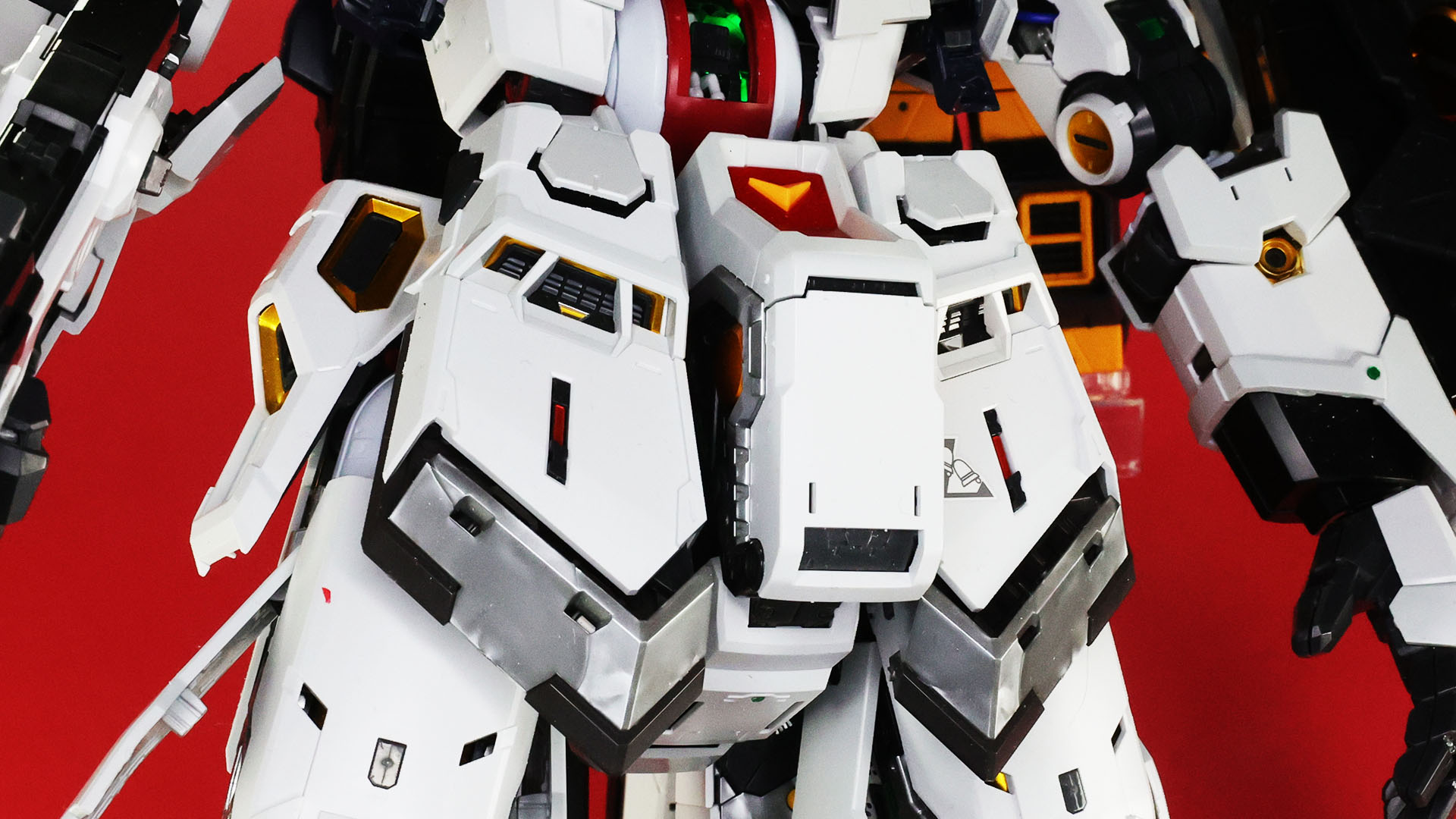 腰部フロントアーマーは上部ハッチと下部の一部が伸びます