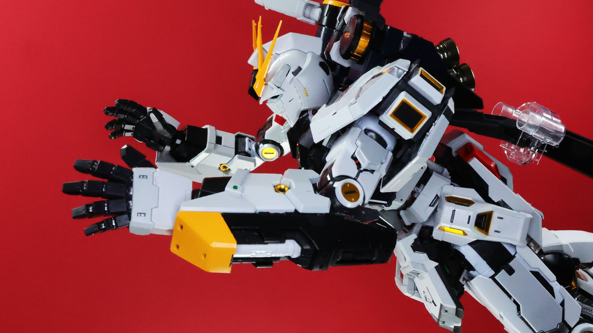 アクシズを押し返そうとするνガンダム