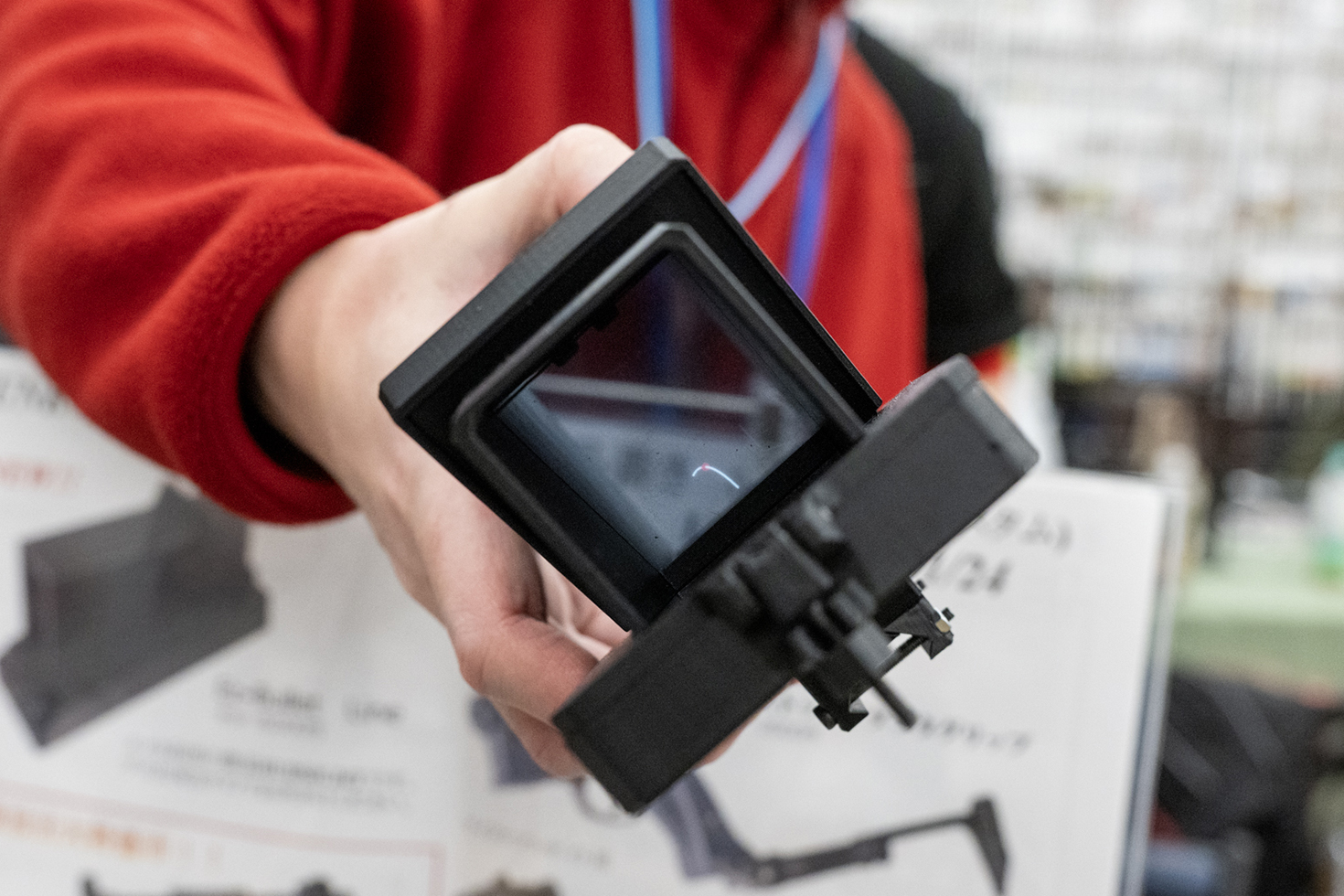 スコープの中に弾道計算された軌跡が描かれ、撃った弾がどこに着弾するかイメージできる