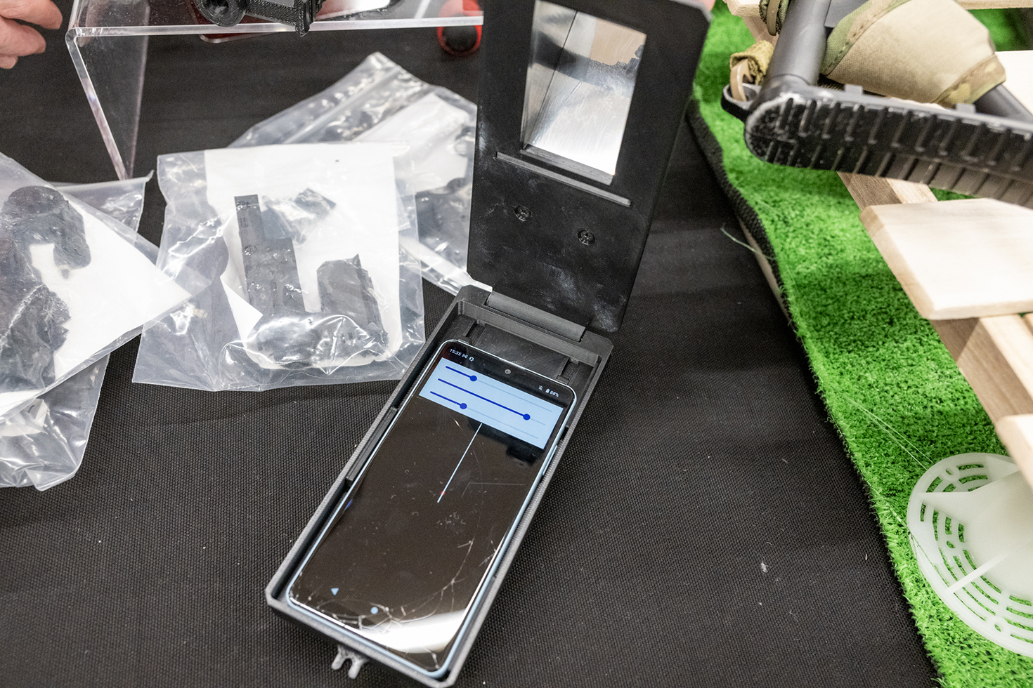 スマートフォンを組み込み、表示はアプリで再現する。あくまでも雰囲気アイテムとのことだがある程度の精度は出ているという。