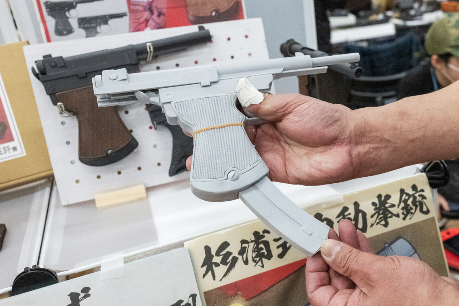 マガジンを抜くことも可能。マガジンキャッチがどうなっているか資料不足で不明だという