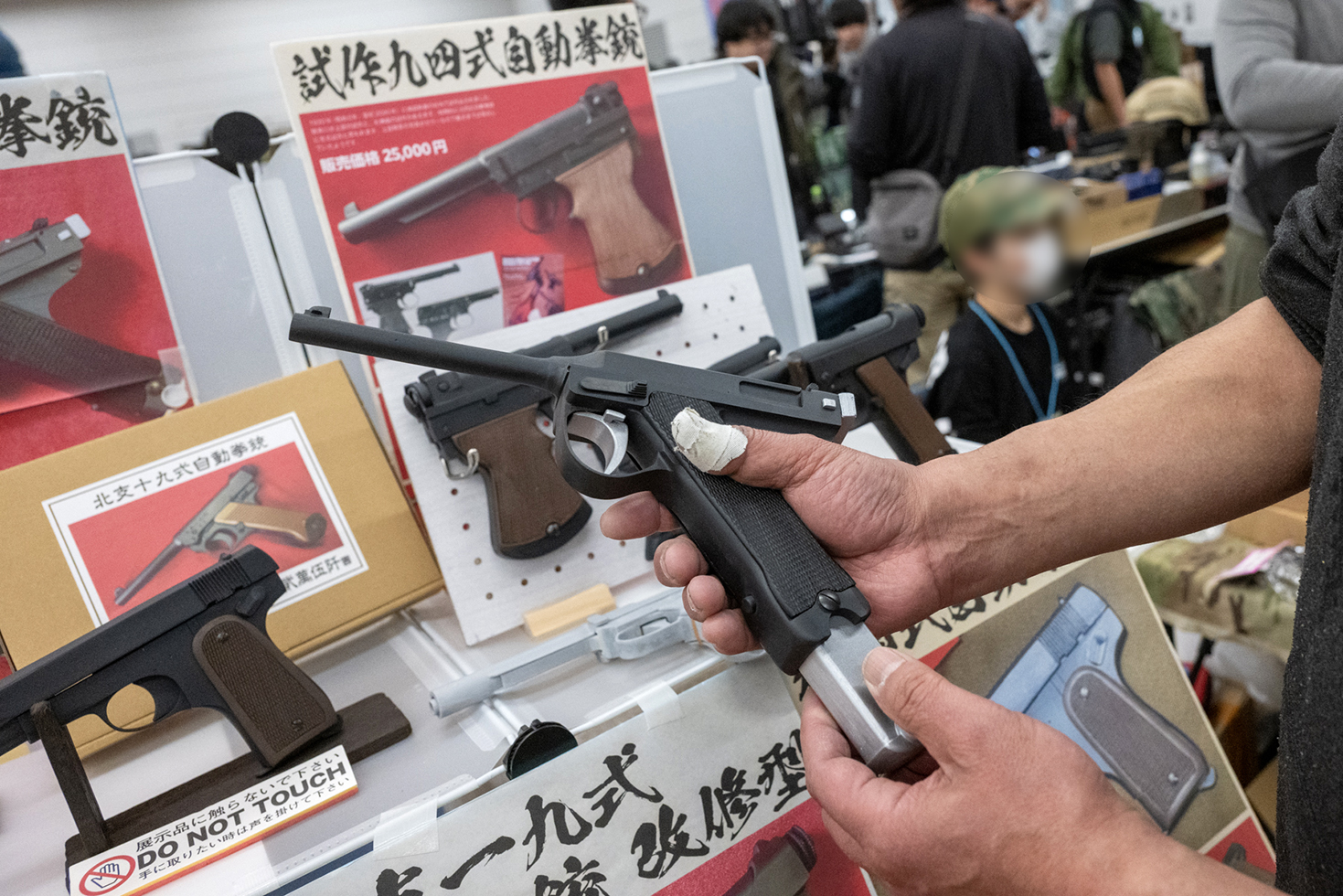 こちらもマガジンを抜いたりコッキングができる