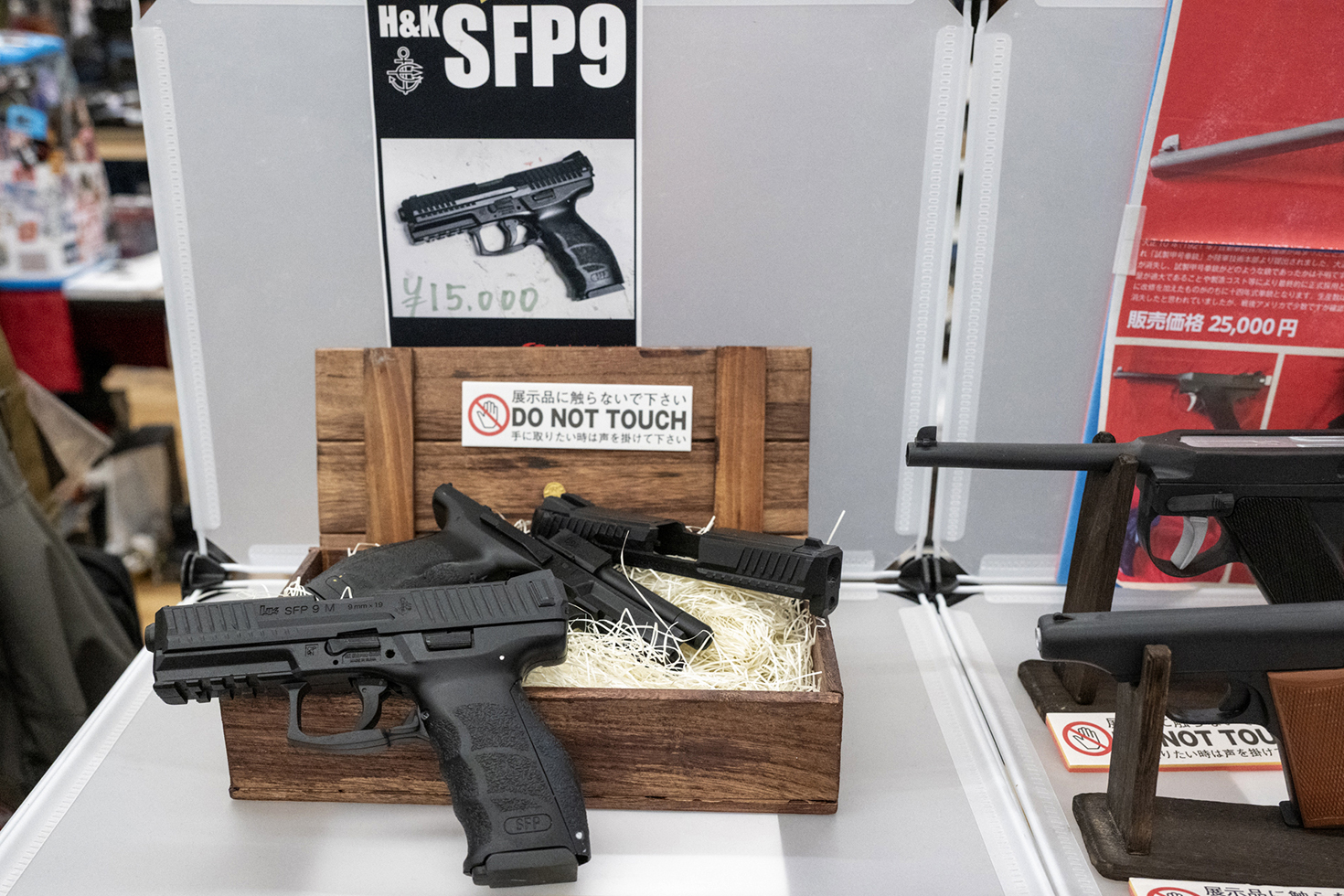 自衛隊の次期9mm拳銃SFP9の3Dプリンターによるモデルガンも展示されていた