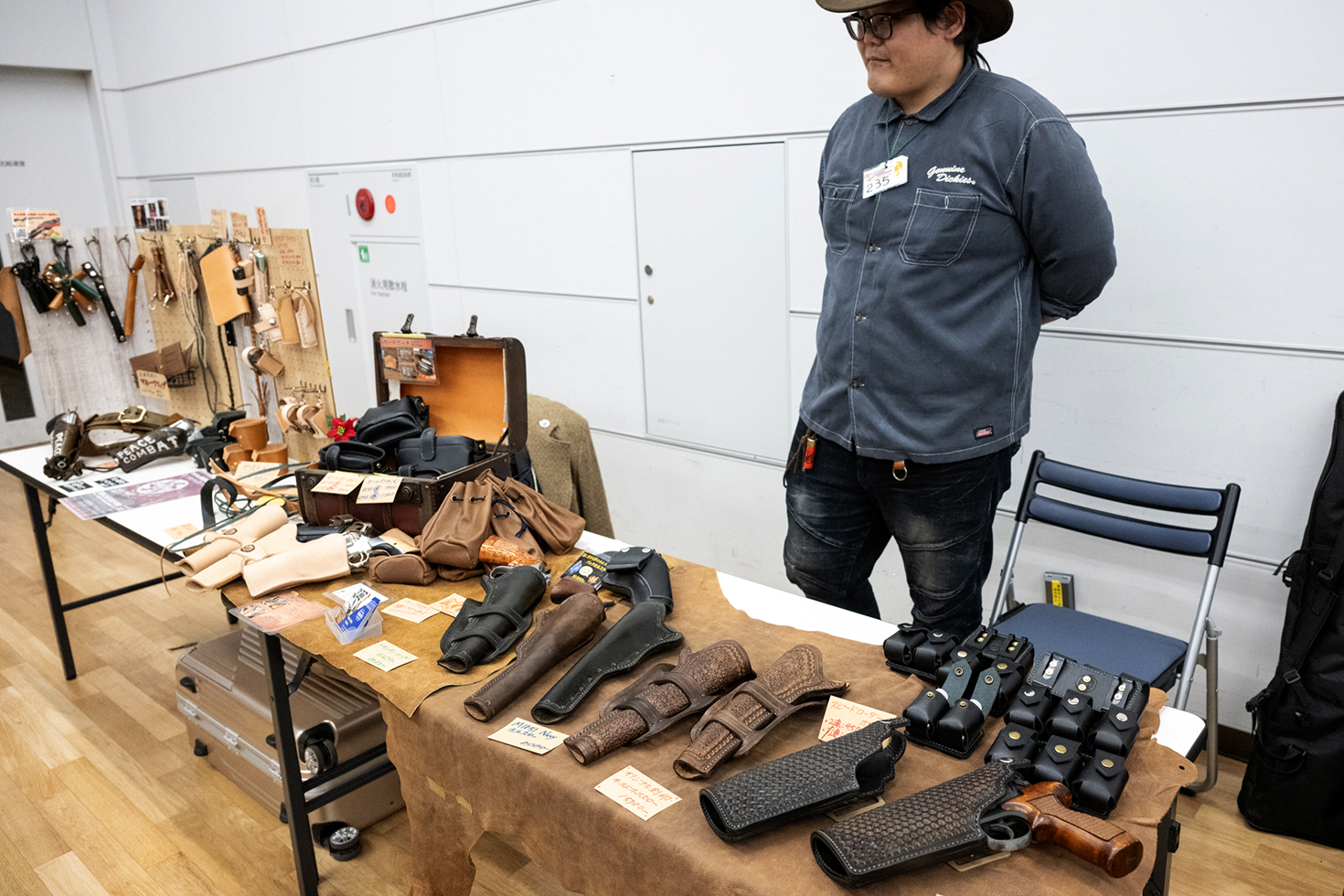 革製ホルスターやポーチなどがずらり
