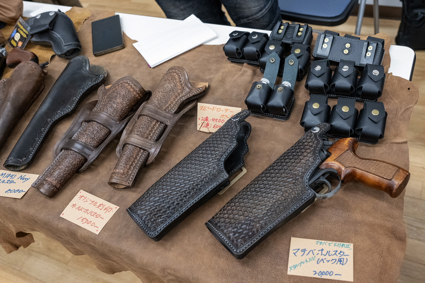 鉄板（メタルライナー）入りのホルスター。形状が維持され型崩れしないので銃の抜き差しがしやすい