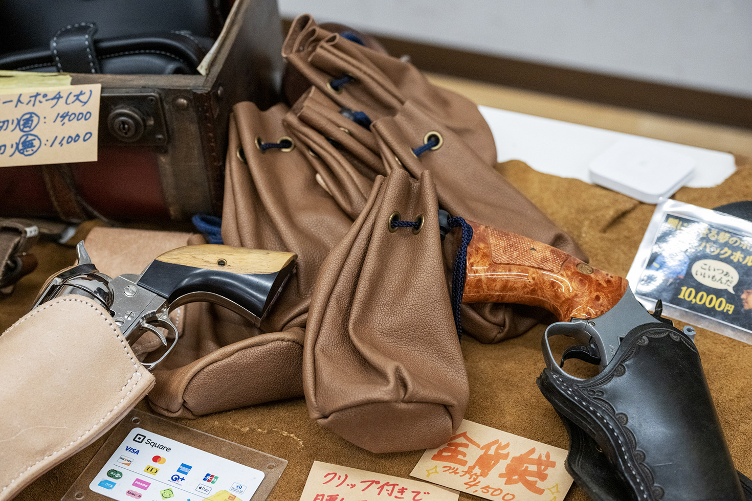 西部劇ファンだけでなく、ファンタジー世界のコスプレ小物として人気だという