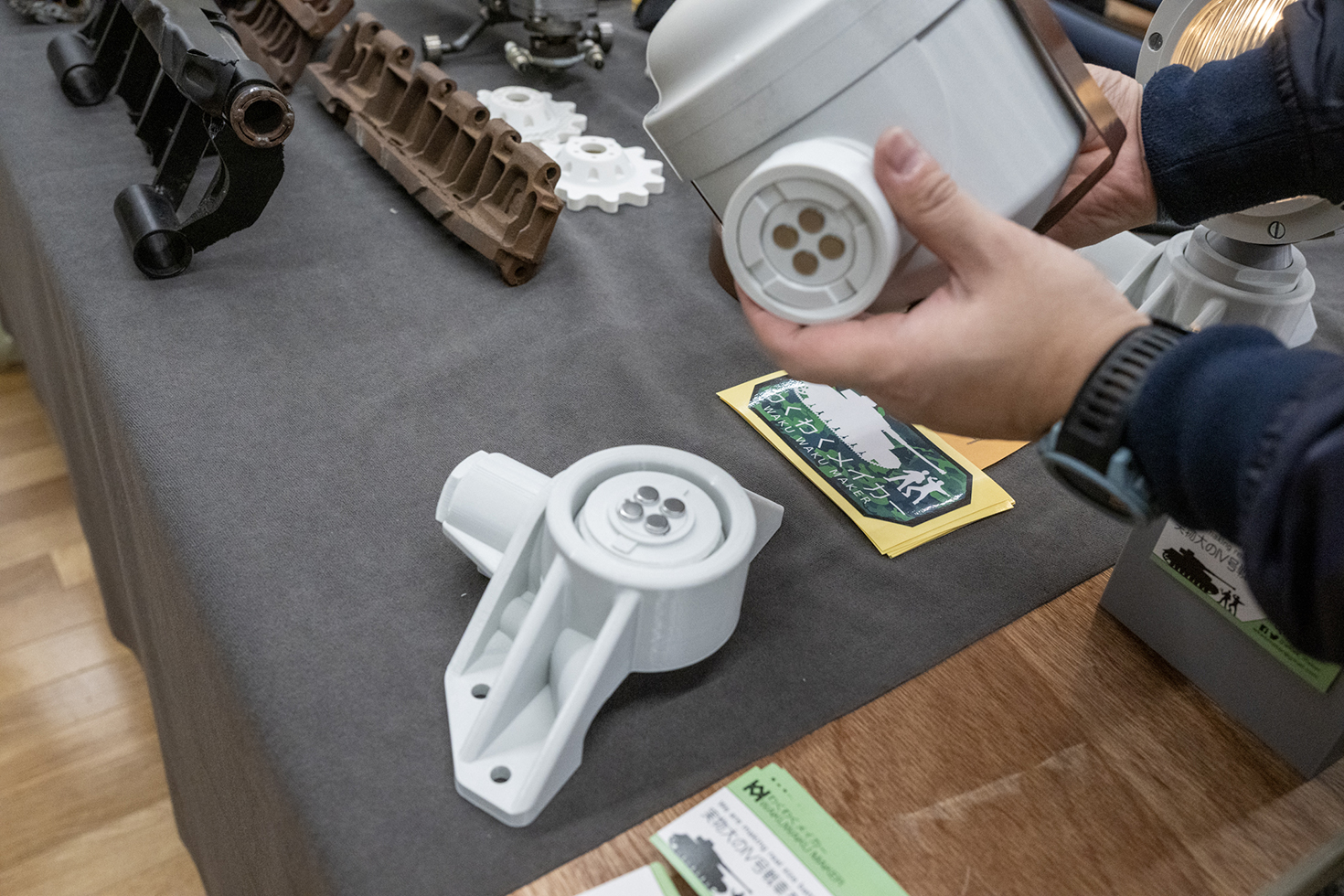 実物同様に、工具を使わず取り外す構造も再現