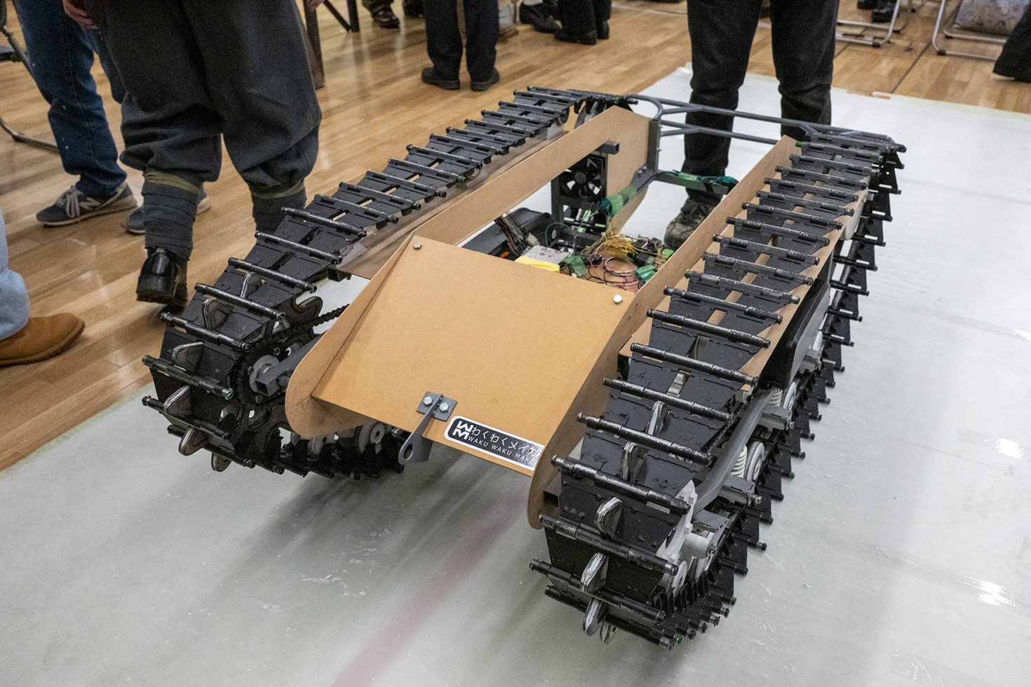 走行デモおよび内部機構を紹介するモデル