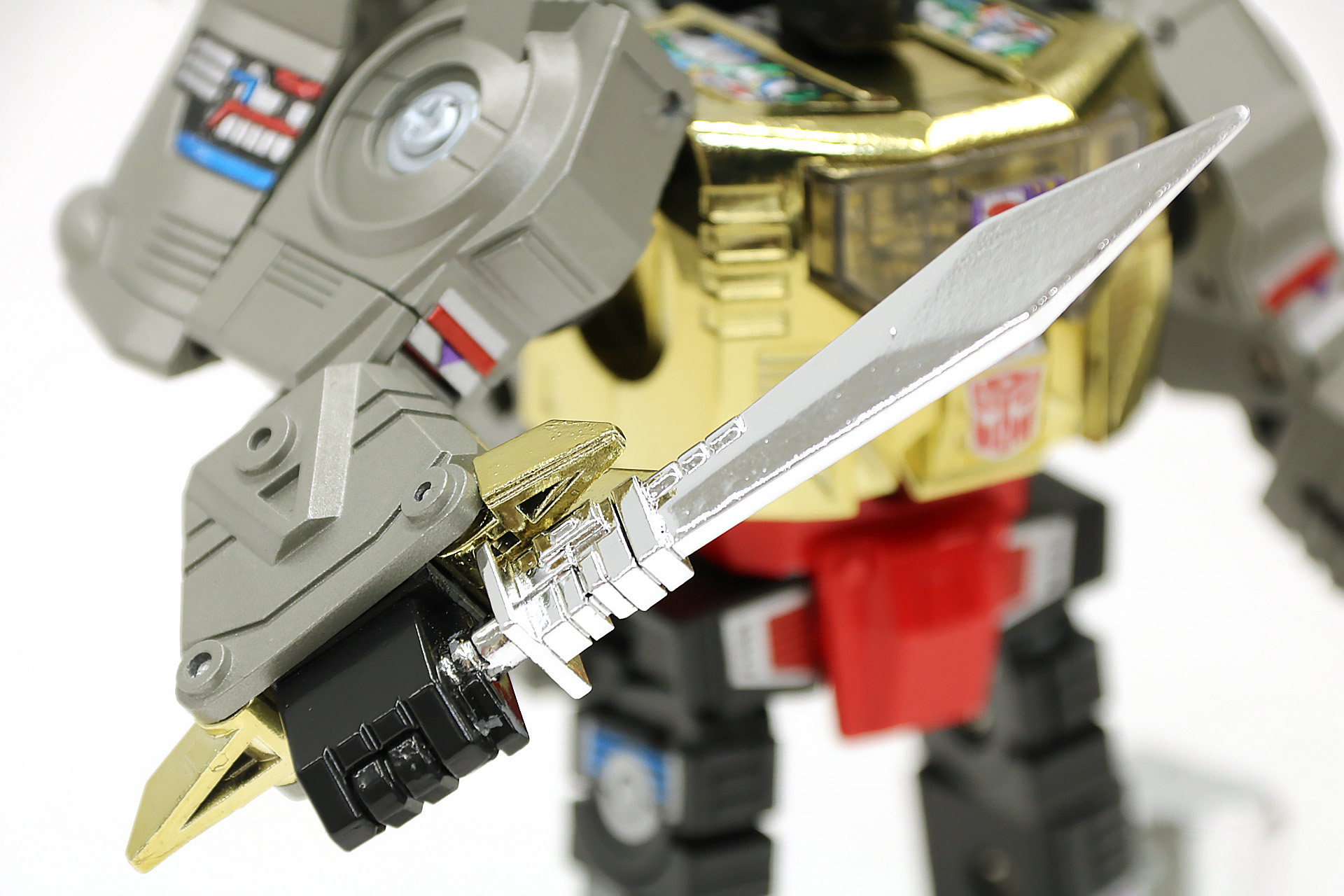 武器も当時品では成型色だったものが、メッキカラーとなっている。
