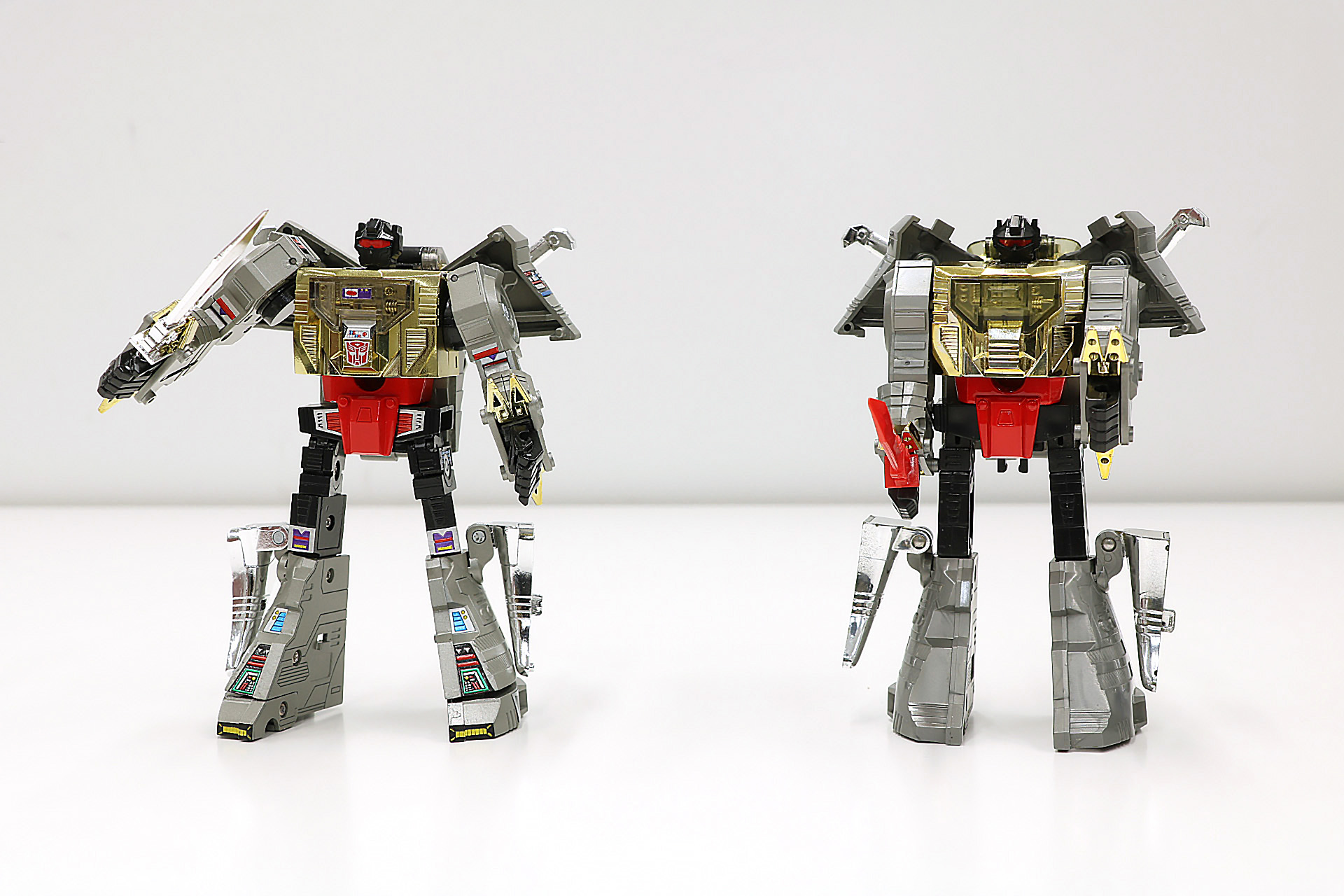 「ミッシングリンク C-12 グリムロック」(左）と当時品の「ダイノボット指揮官 グリムロック」（右）のロボットモード