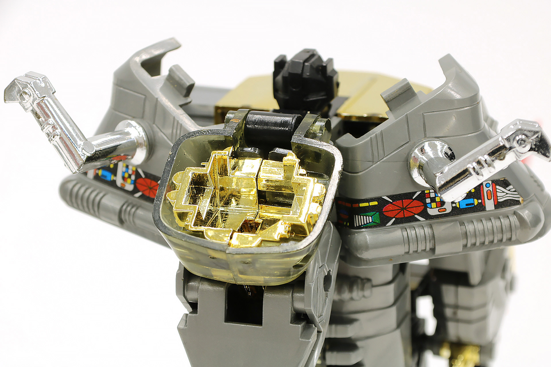 当時品ではロボット頭部を収めるスペースが恐竜の首側に設けられていた