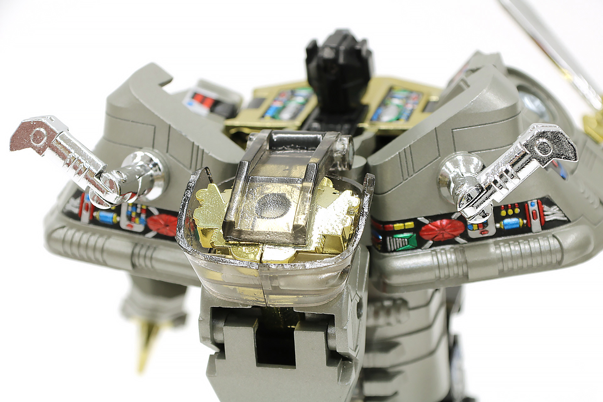 「ミッシングリンク C-12 グリムロック」では胴体側にロボット頭部が収納できるので構造が変更されている