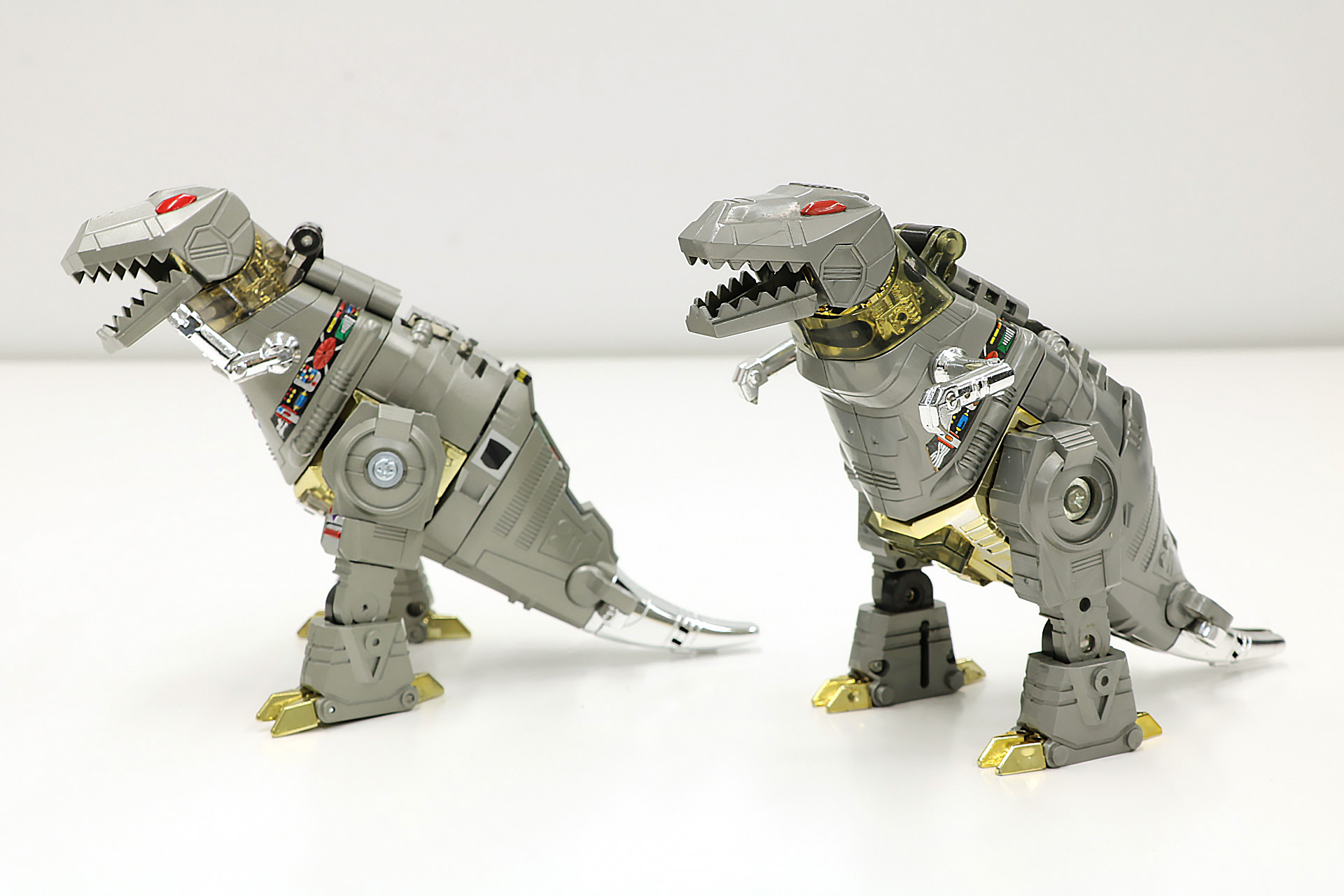 「ミッシングリンク C-12 グリムロック」(左）と当時品の「ダイノボット指揮官 グリムロック」（右）のメカタイプのティラノサウルスモード