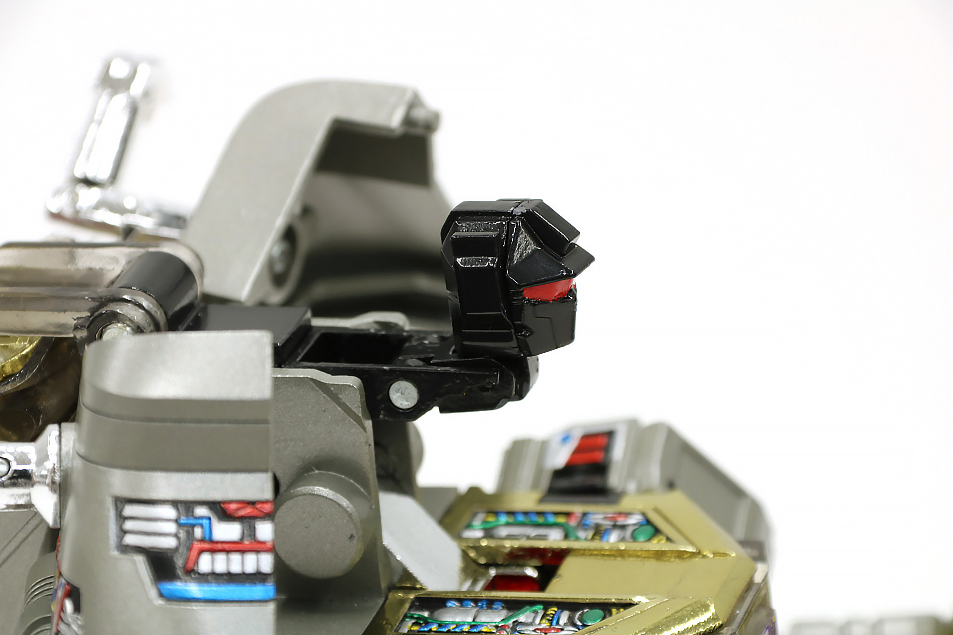 ロボットモードの頭部を前に移動させることでプロポーションがより自然になる