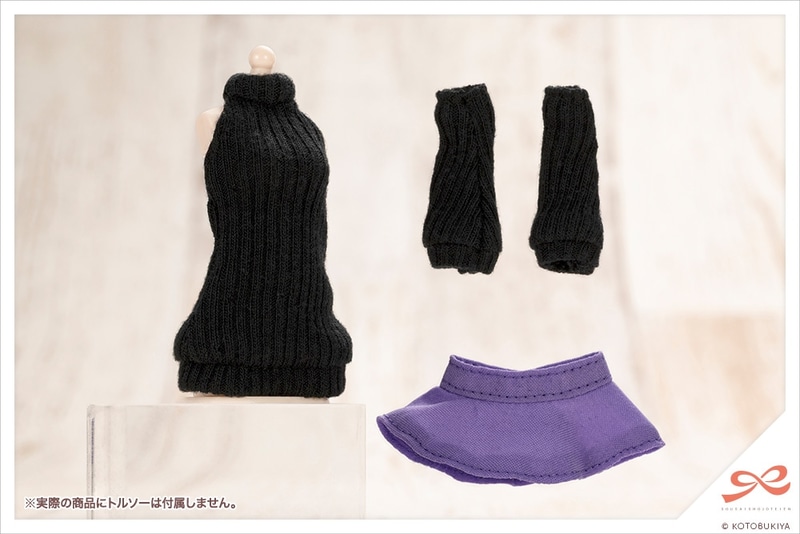 華やかなブラックのセーターとパープルのスカート