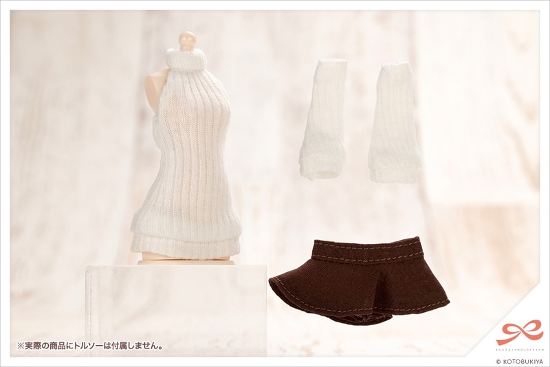 温かみのあるオフホワイトのセーターとブラウンのスカート