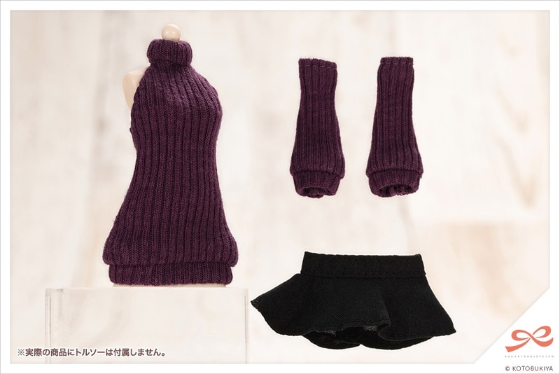 アーバンなワインレッドのセーターとブラックのスカート