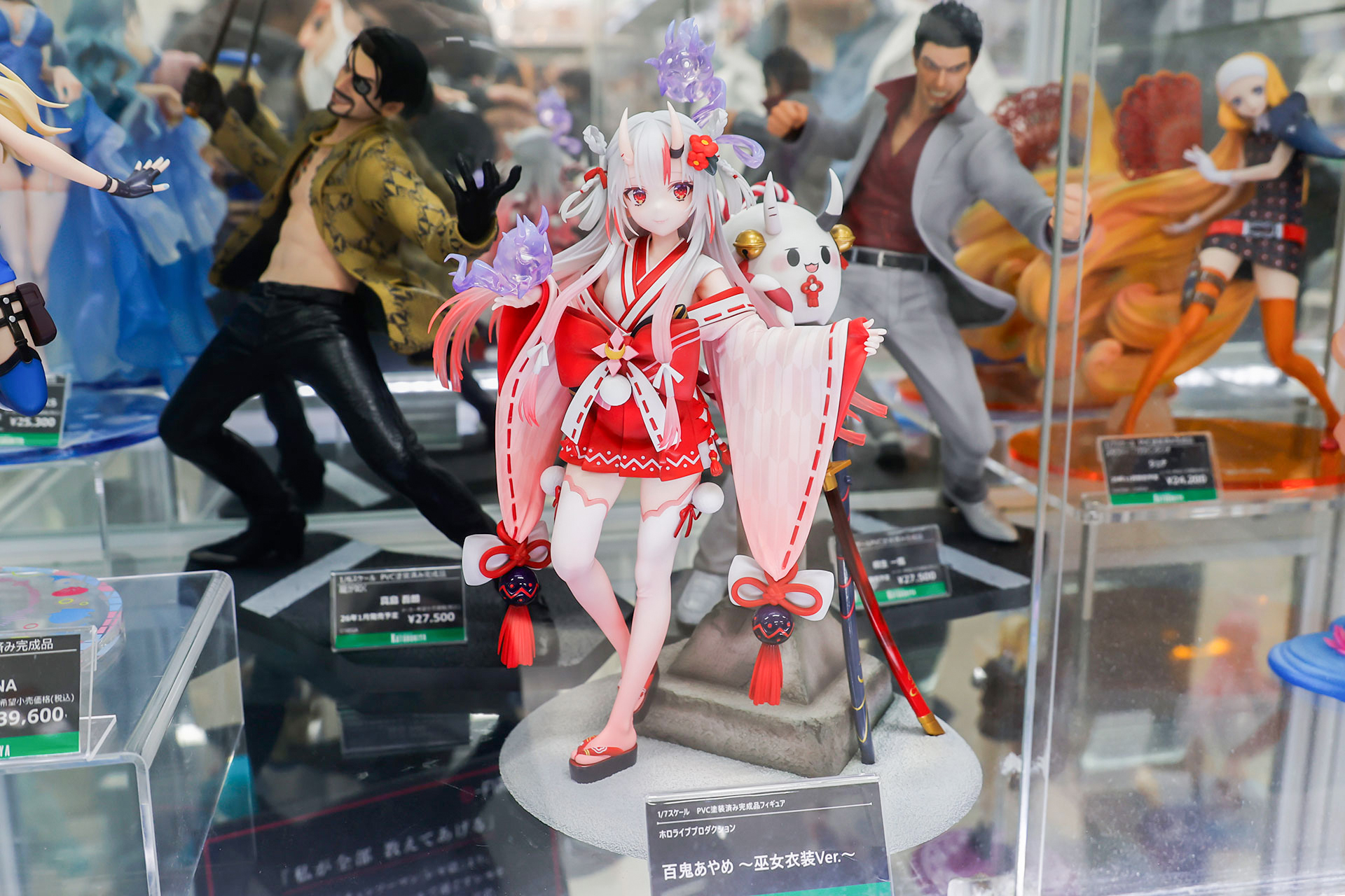 フィギュアの素材はPVCとABSで、台座部分を含む全高は約255mmだ