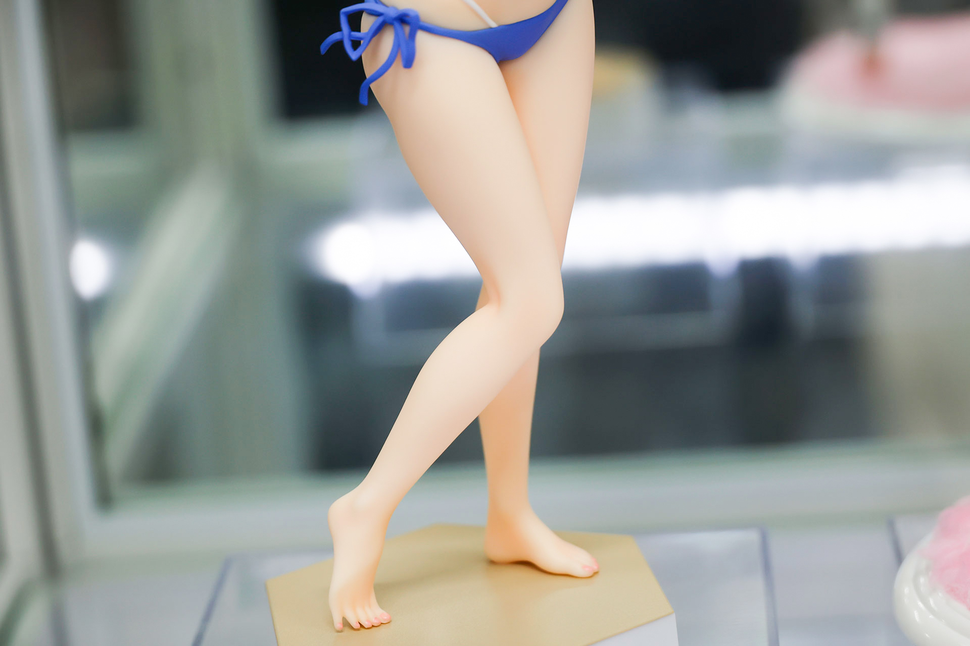 足をくねらせているようなポーズだ