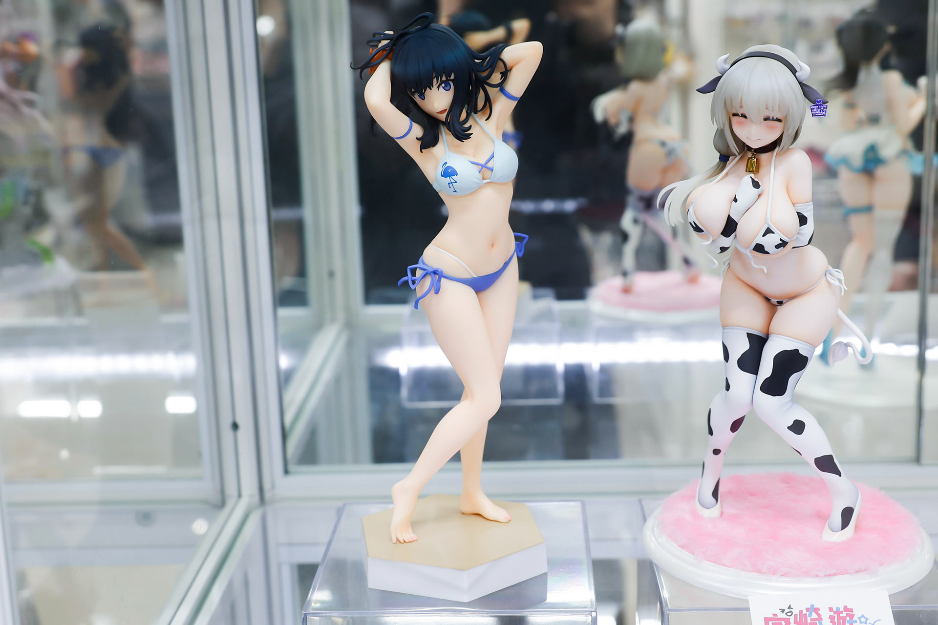 フィギュアの素材はPVCとABSで、全高は約220mmだ