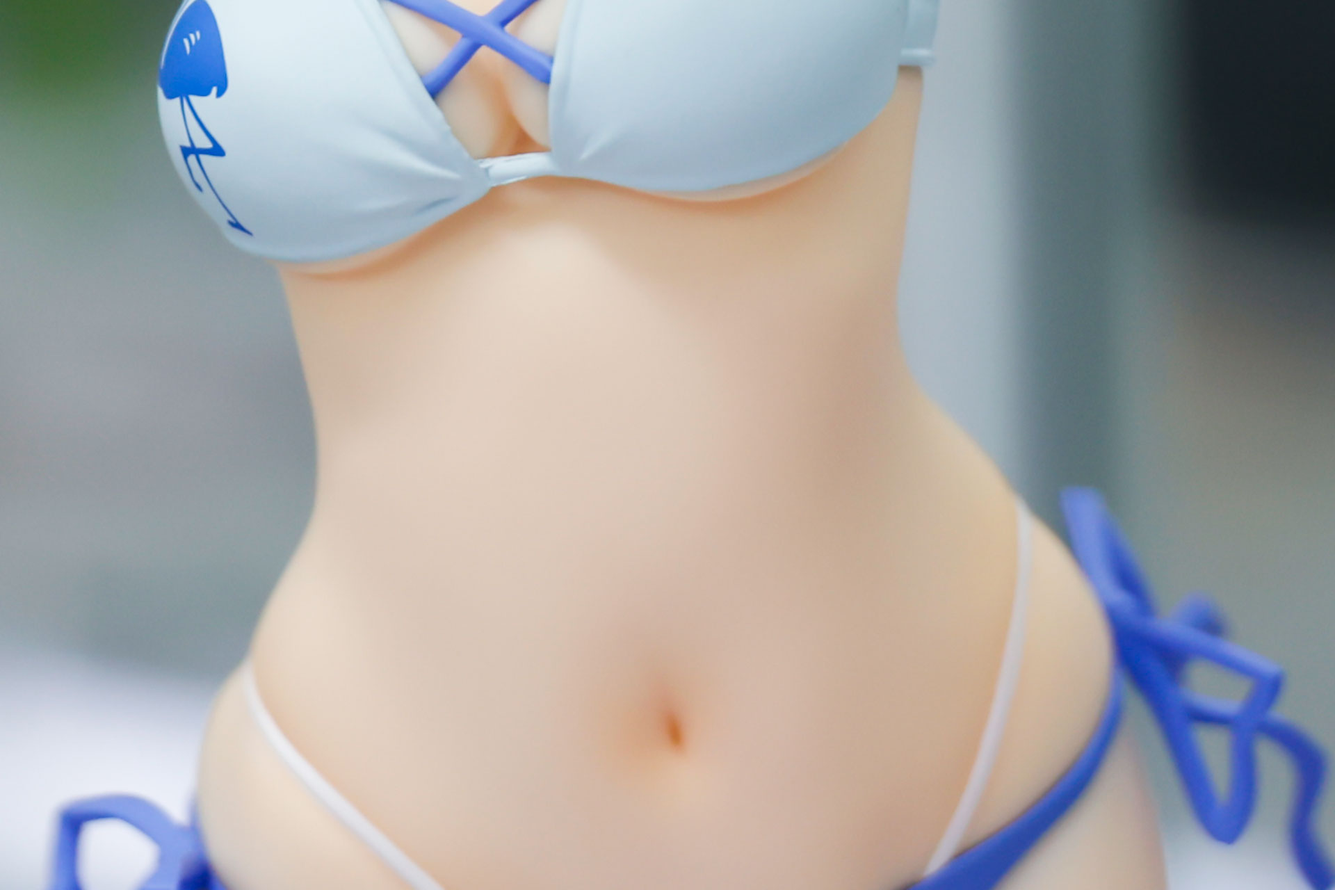 ほっそりとしたウエストも美しい