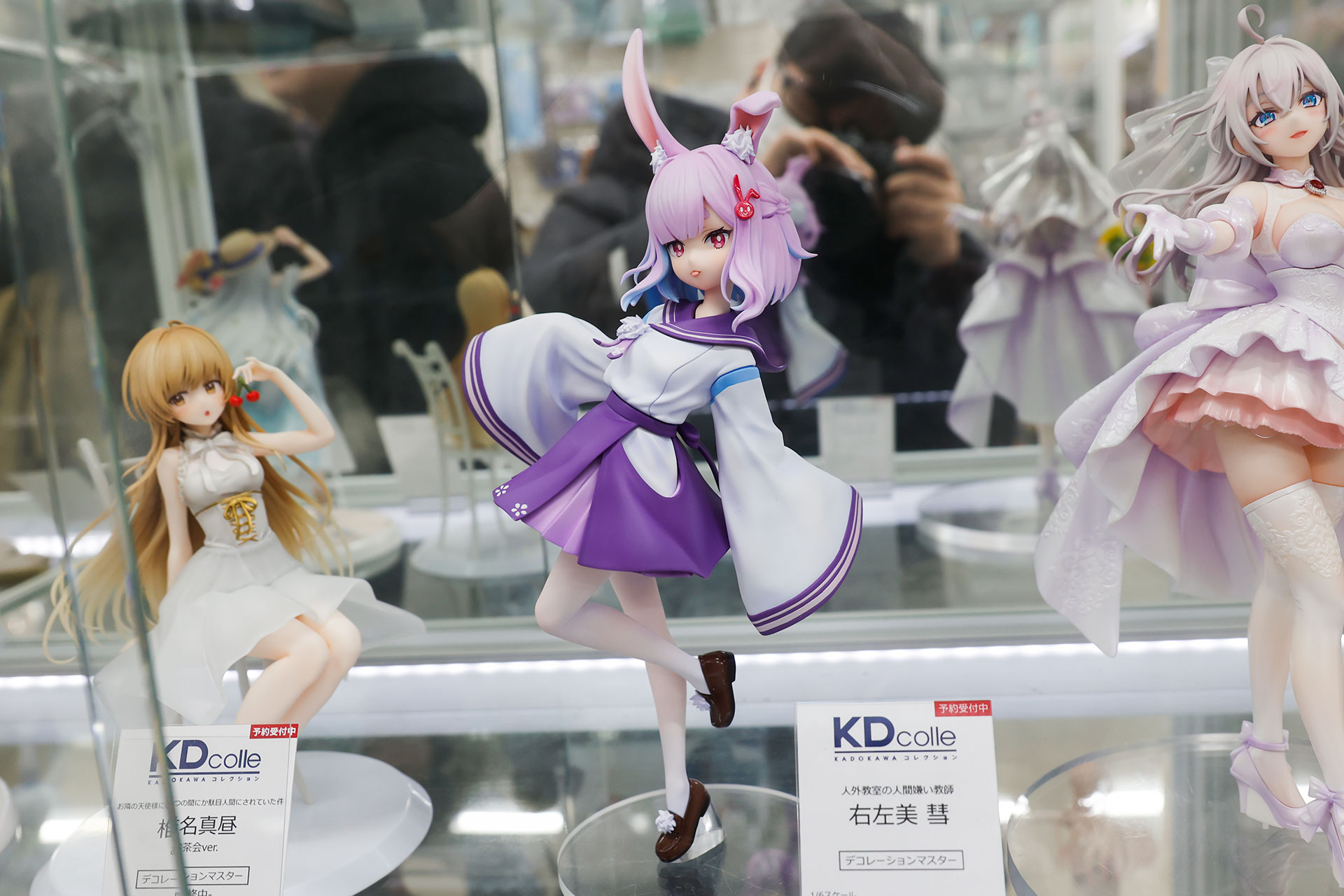 フィギュアの素材はプラスチックで、全高は約280mmだ