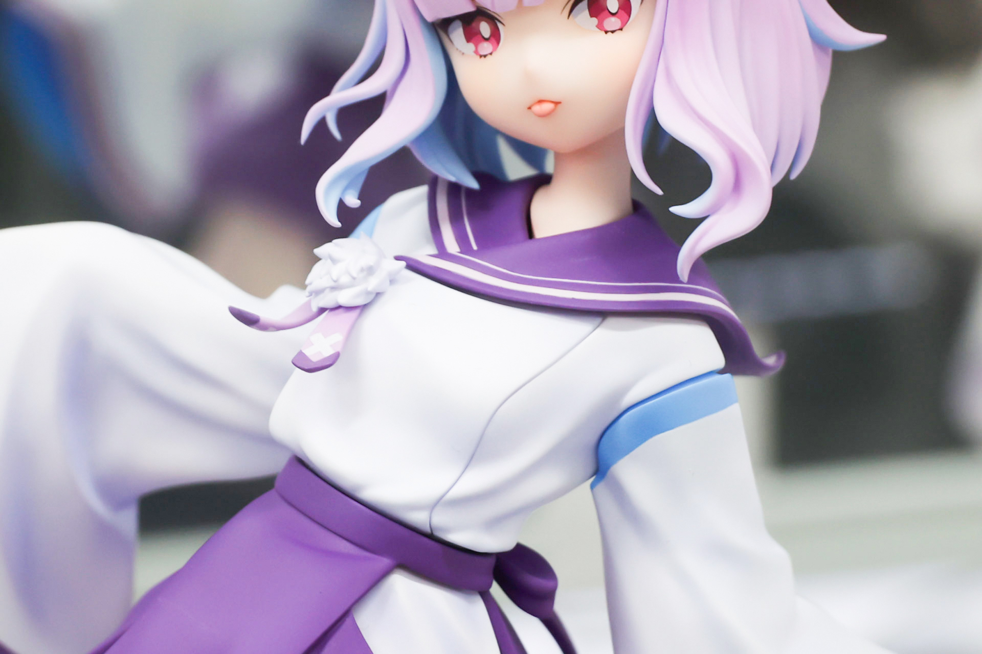 胸につけたリボンは少し浮いているように見える