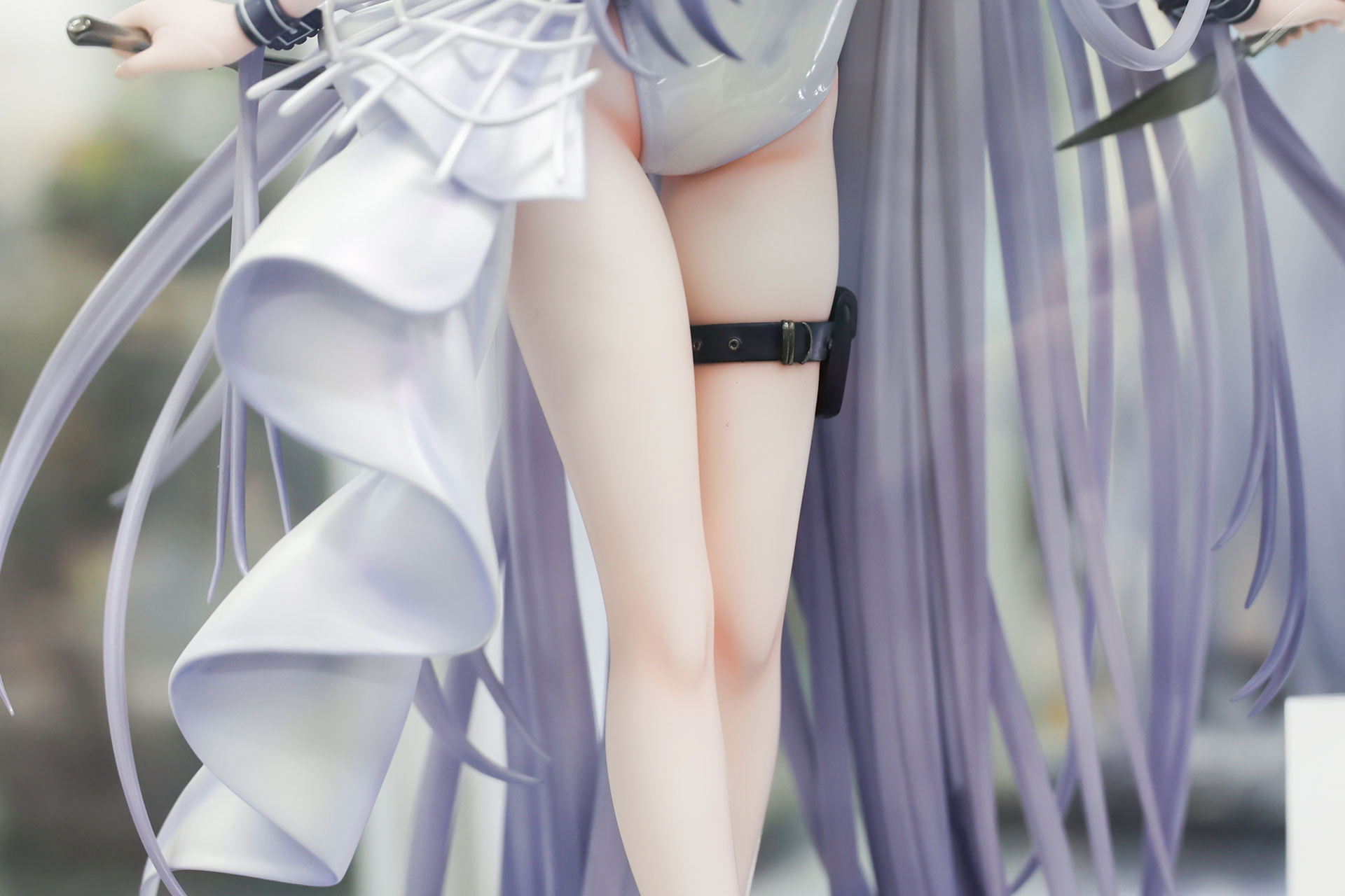 白くてほっそりとした脚が美しい