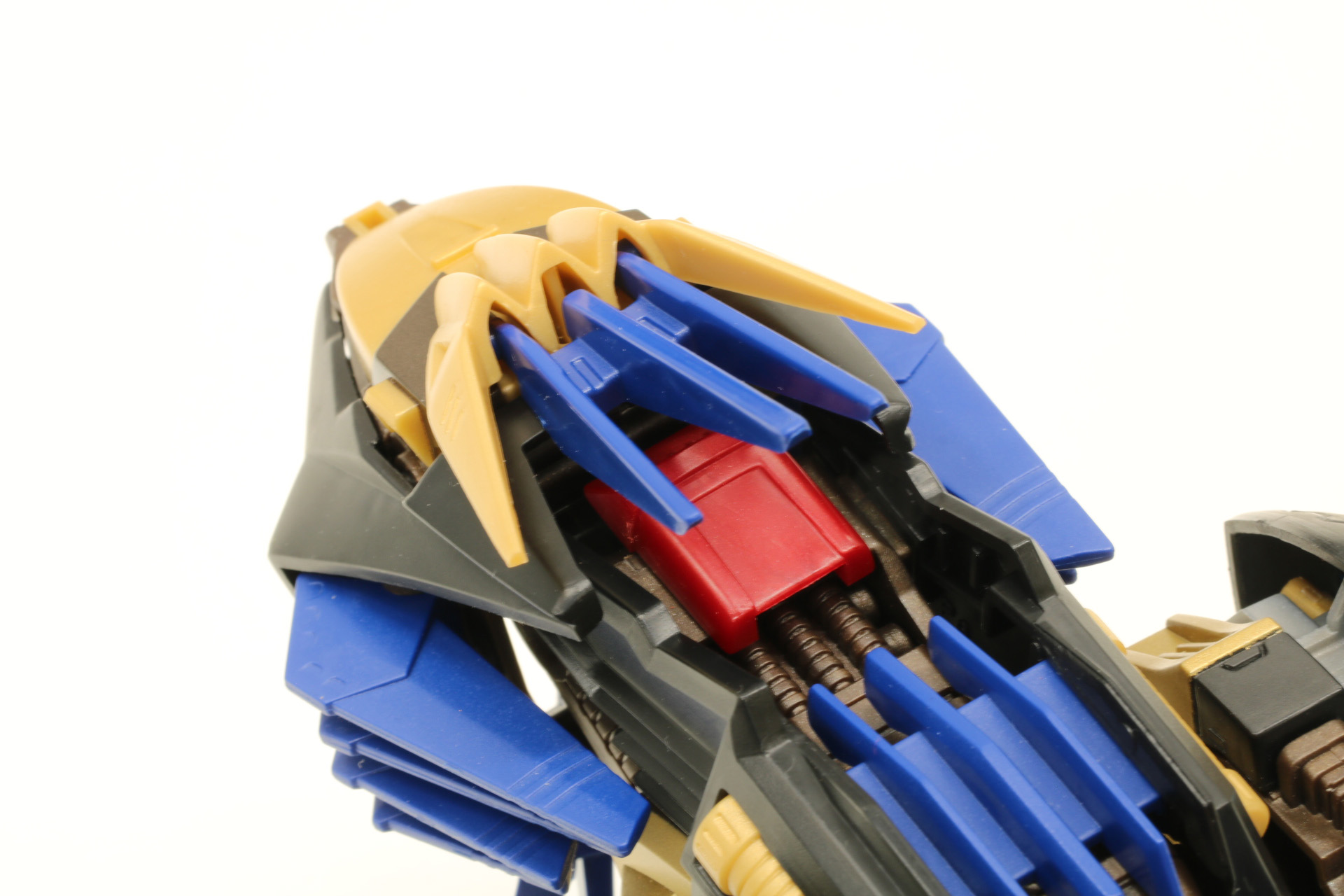 当時品キットでは首筋に赤いパーツが使用されいる