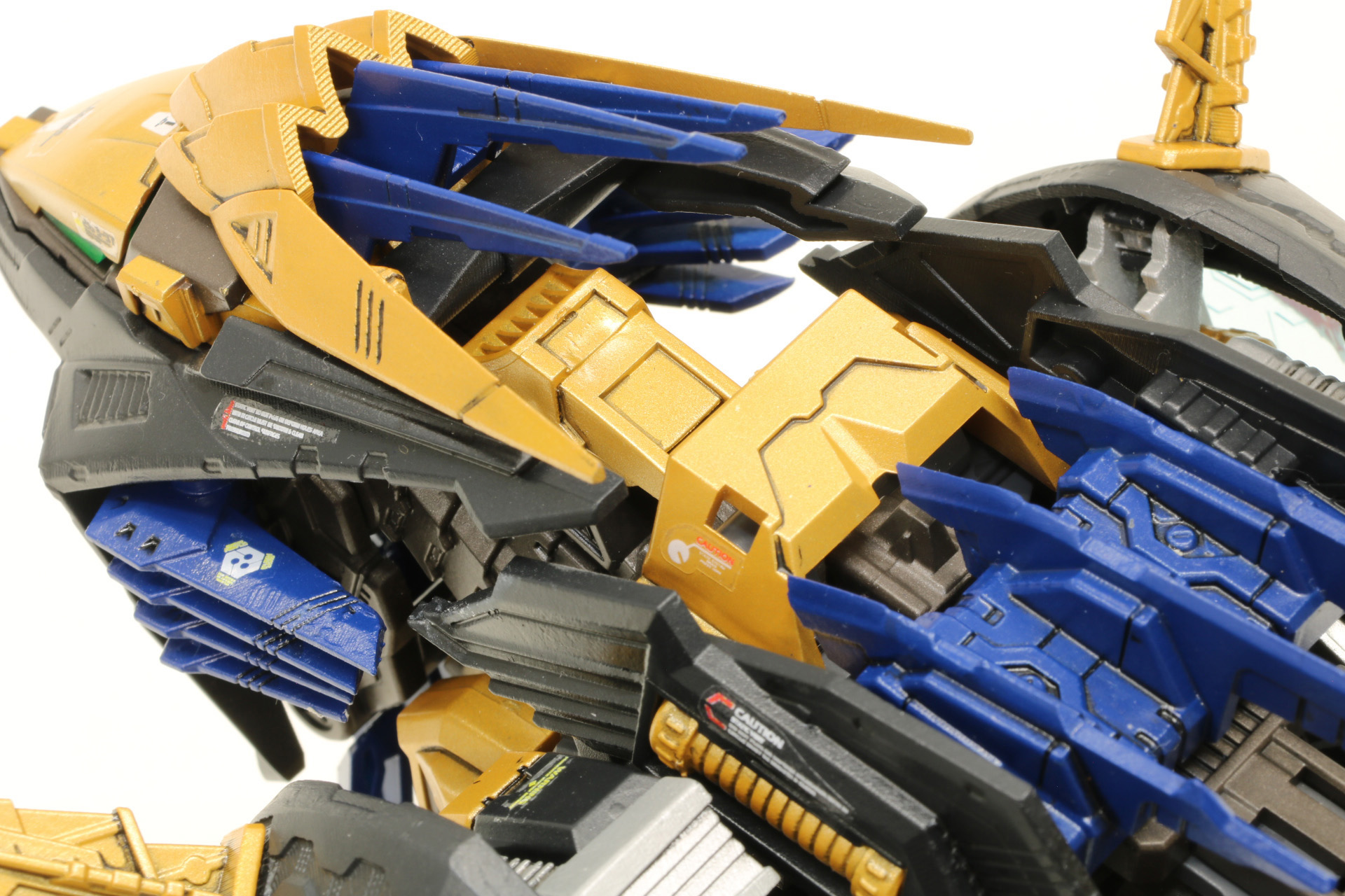 「AZ-14 ライガーゼロイクス」では金色に変更されている