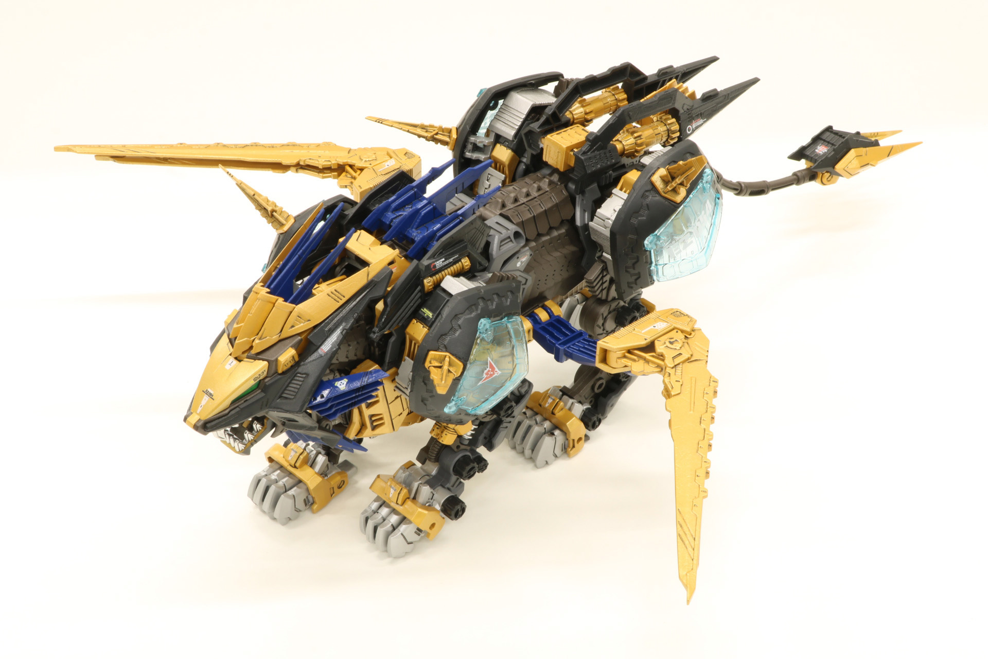 胴体の左右にブレードを展開した「スタンブレード」