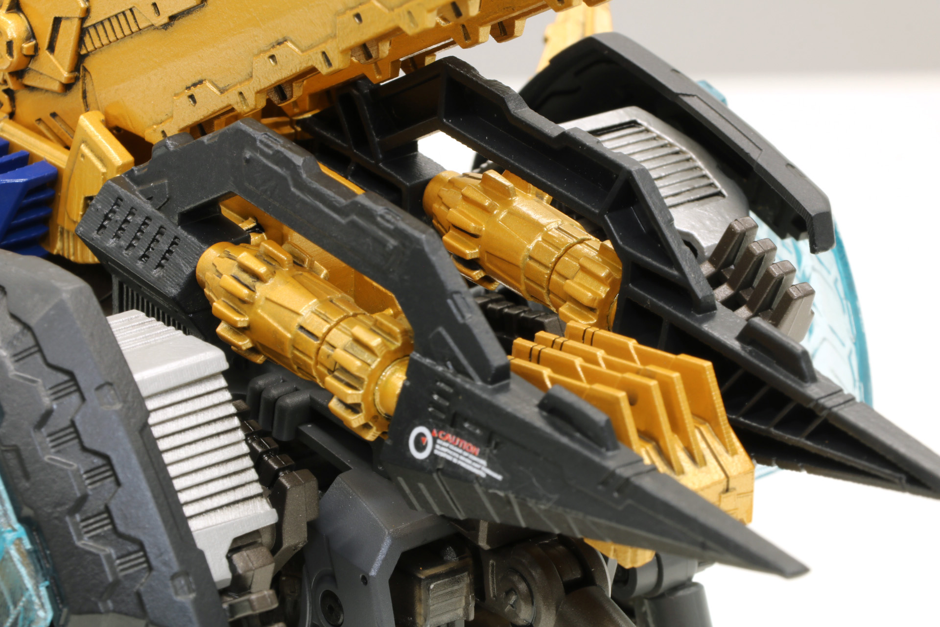 腰部にはドラムコンデンサーが装備されている