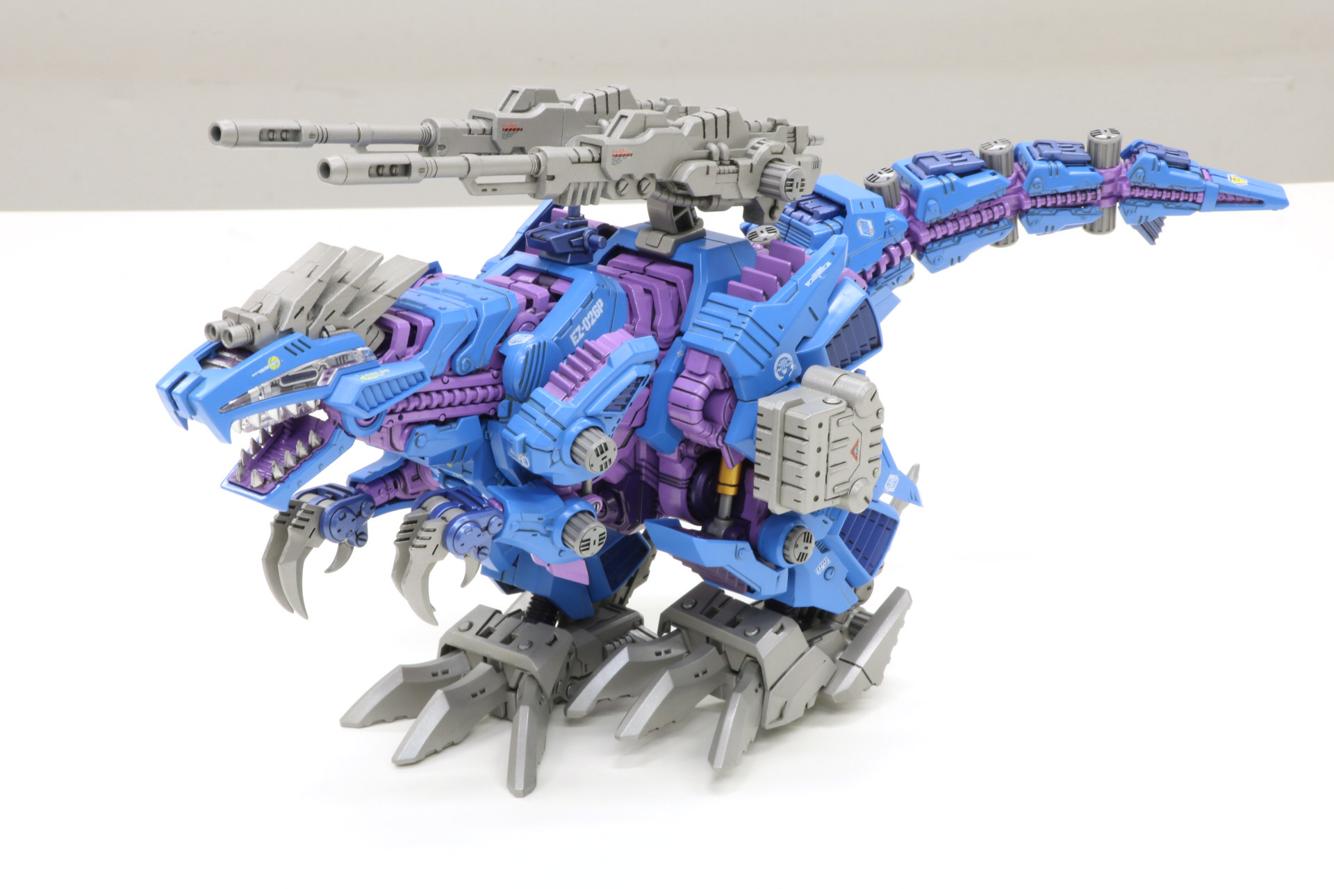 「AZ-15 サイコジェノザウラー」（左）と「AZ-09 ジェノザウラー（左）の比較