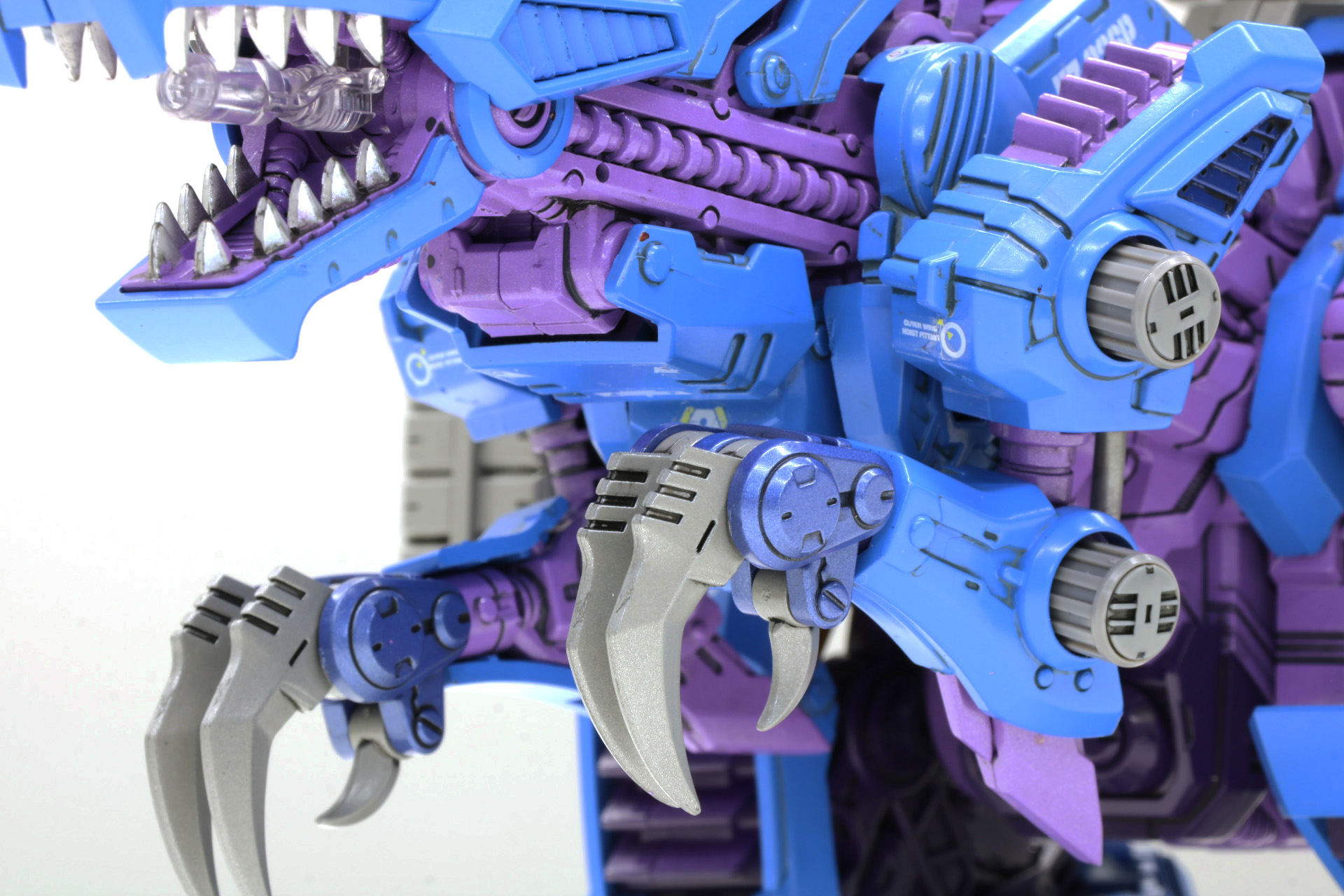 「AZ-15 サイコジェノザウラー」（左）と「AZ-09 ジェノザウラー（左）の比較