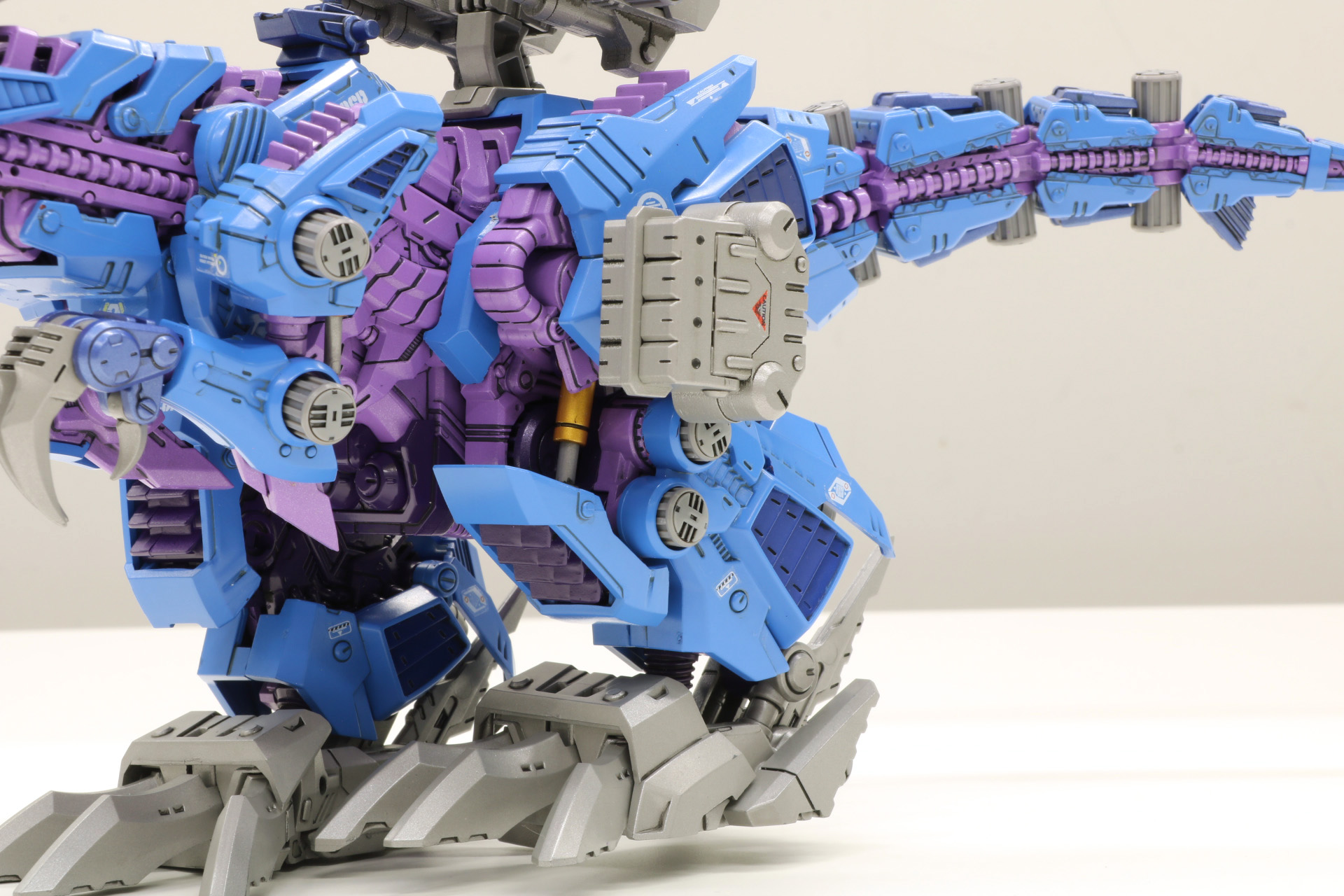 「AZ-15 サイコジェノザウラー」（左）と「AZ-09 ジェノザウラー（左）の比較