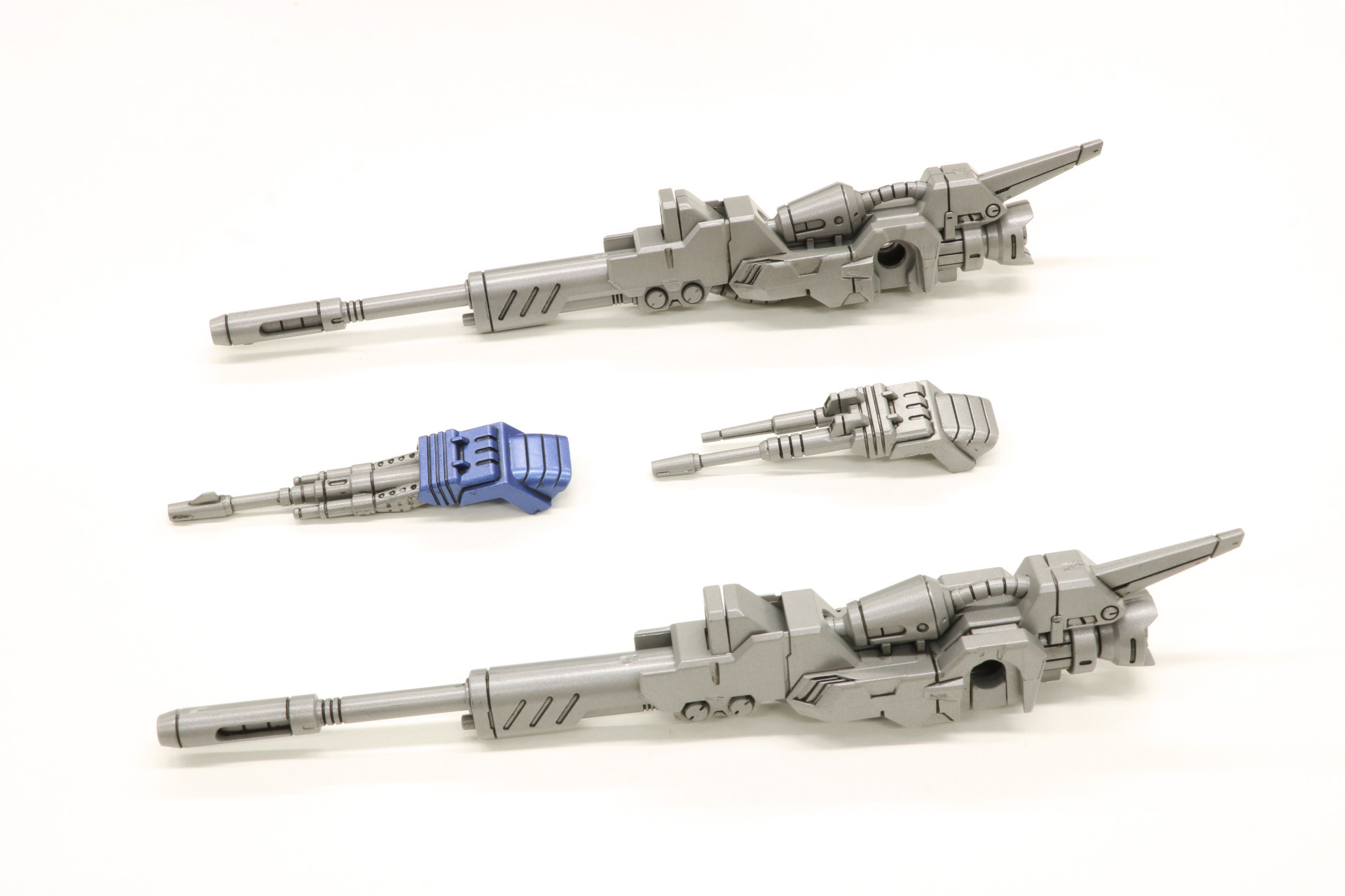 「AZ-09 ジェノザウラー」のロングレンジパルスレーザーライフルや頭部パーツも付属している