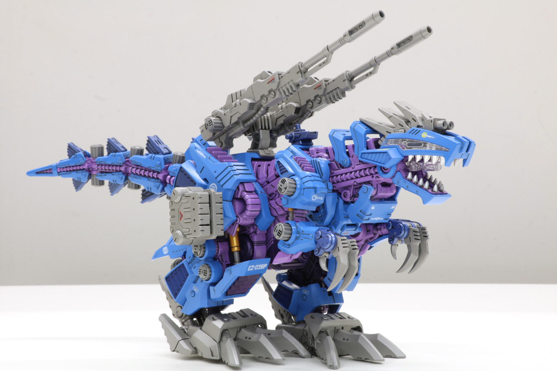 荷電粒子砲の発射姿勢を取ることも可能